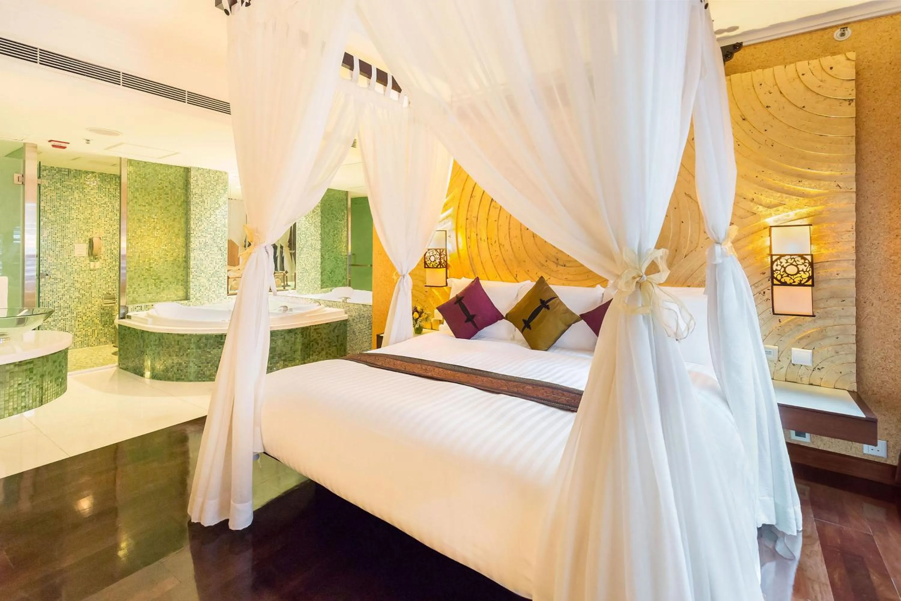 Bathroom, Bed in Regal Airport Hotel