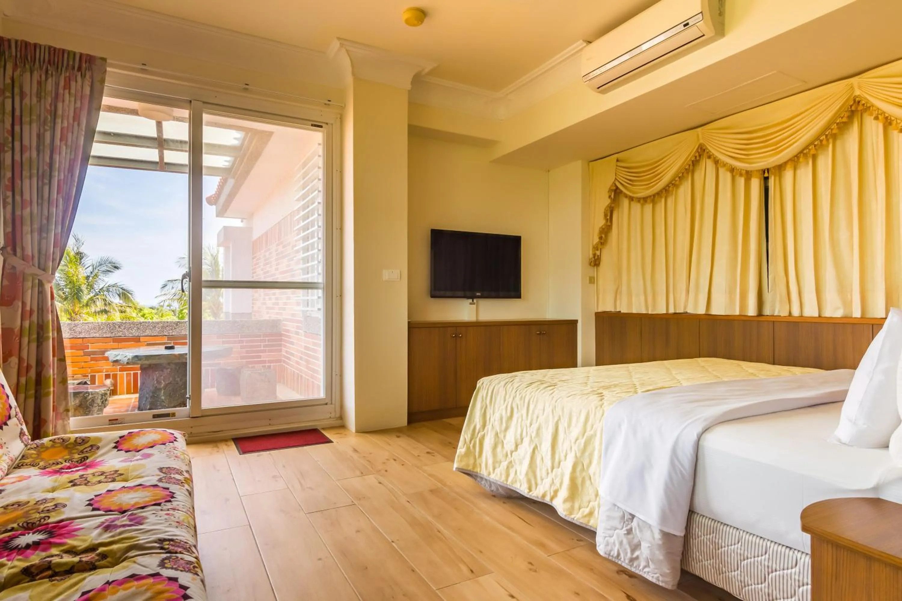 Photo of the whole room, Bed in Kenting Maya-House B&B