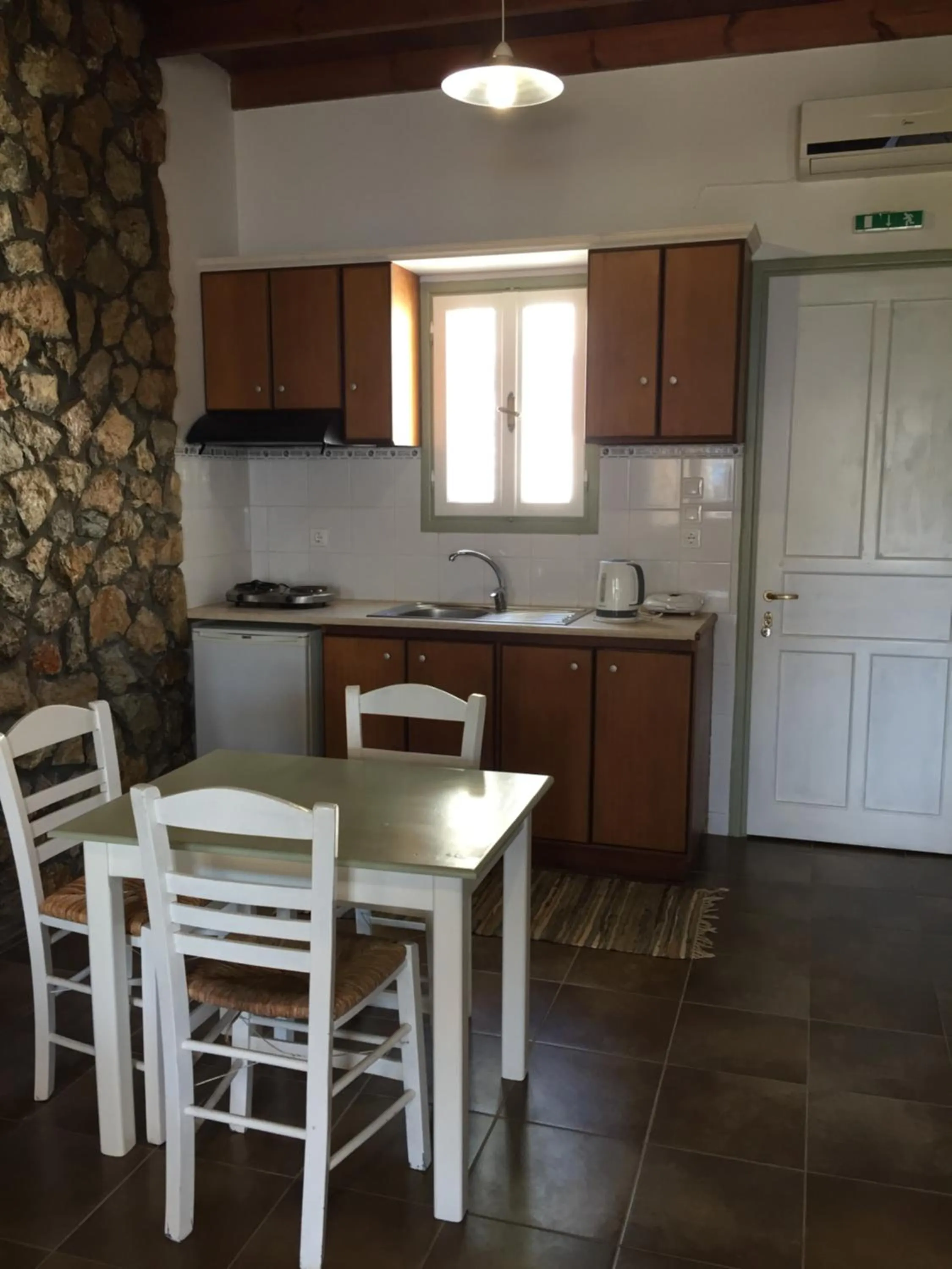 Kitchen or kitchenette in Vareladiko studios