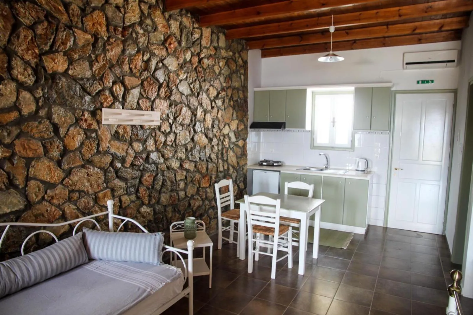 Kitchen or kitchenette in Vareladiko studios