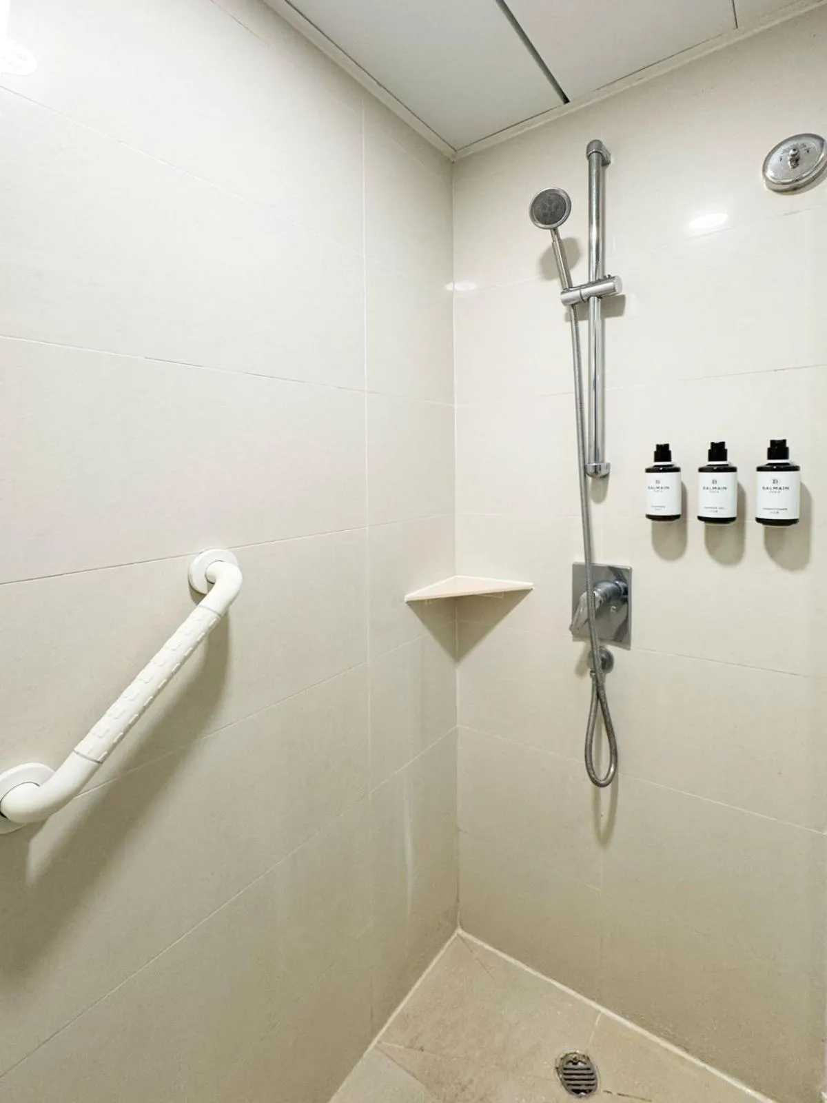 Bathroom in Metropark Hotel Kowloon