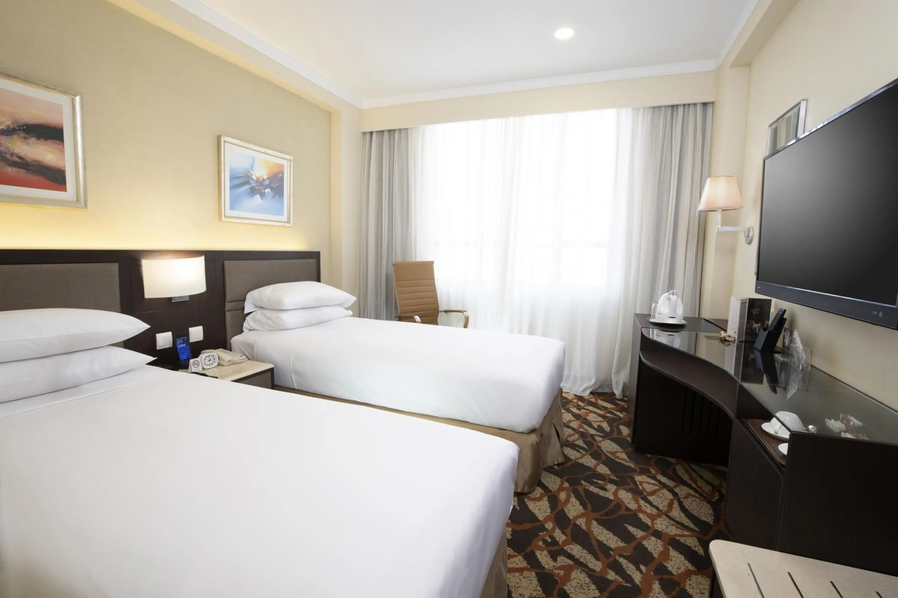 Photo of the whole room, Bed in Metropark Hotel Kowloon