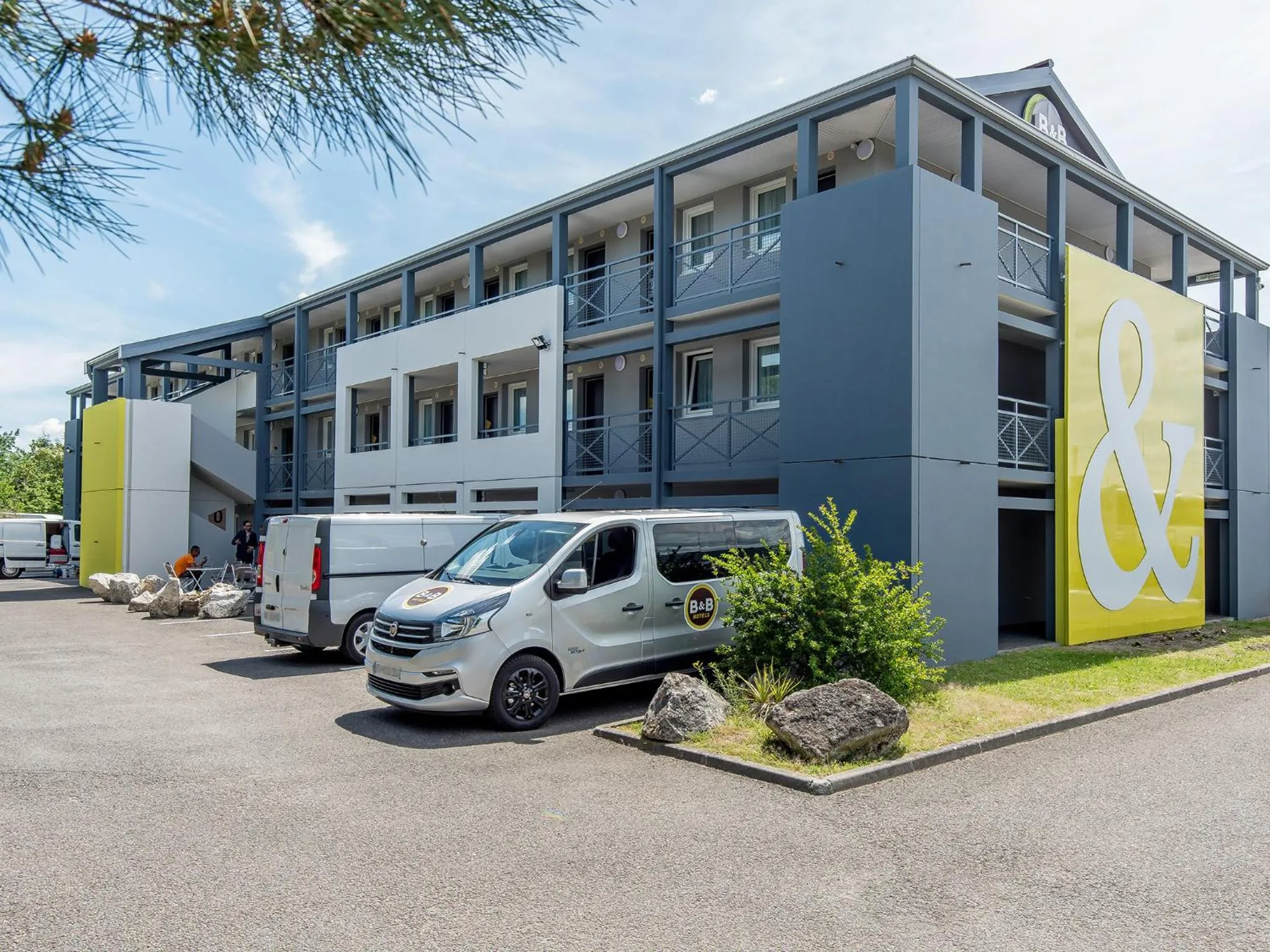 Facade/entrance in B&B HOTEL Bordeaux Mérignac Hôtel de Ville