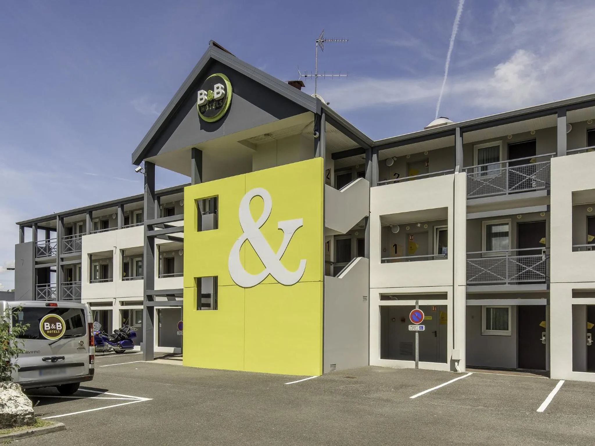 Facade/entrance in B&B HOTEL Bordeaux Mérignac Hôtel de Ville