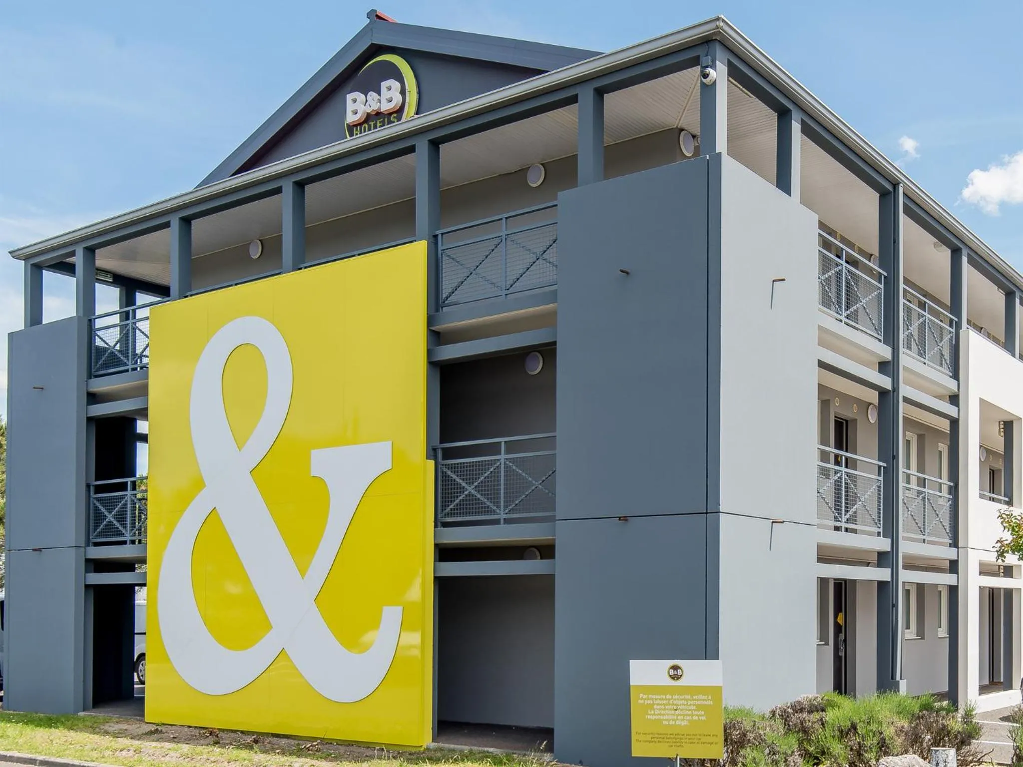 Facade/entrance in B&B HOTEL Bordeaux Mérignac Hôtel de Ville