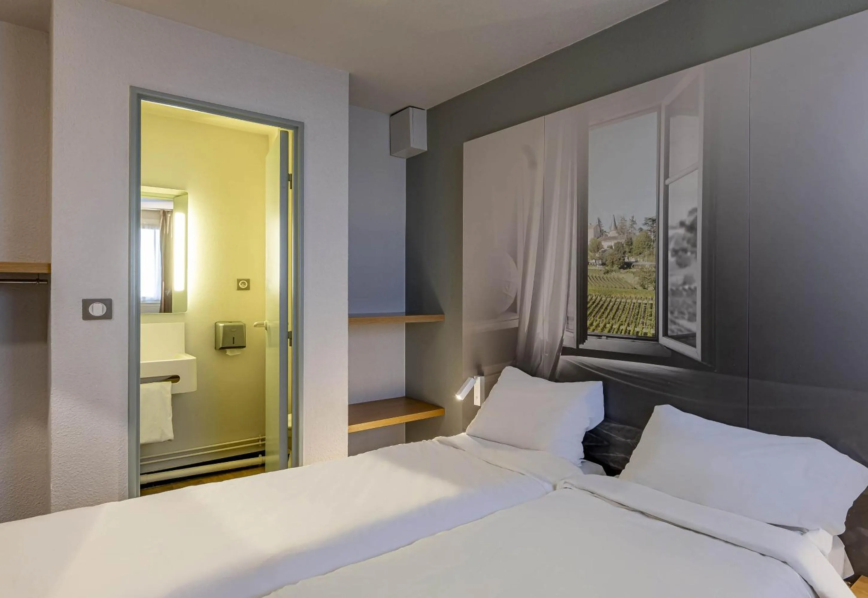 Bedroom, Bed in B&B HOTEL Bordeaux Mérignac Hôtel de Ville