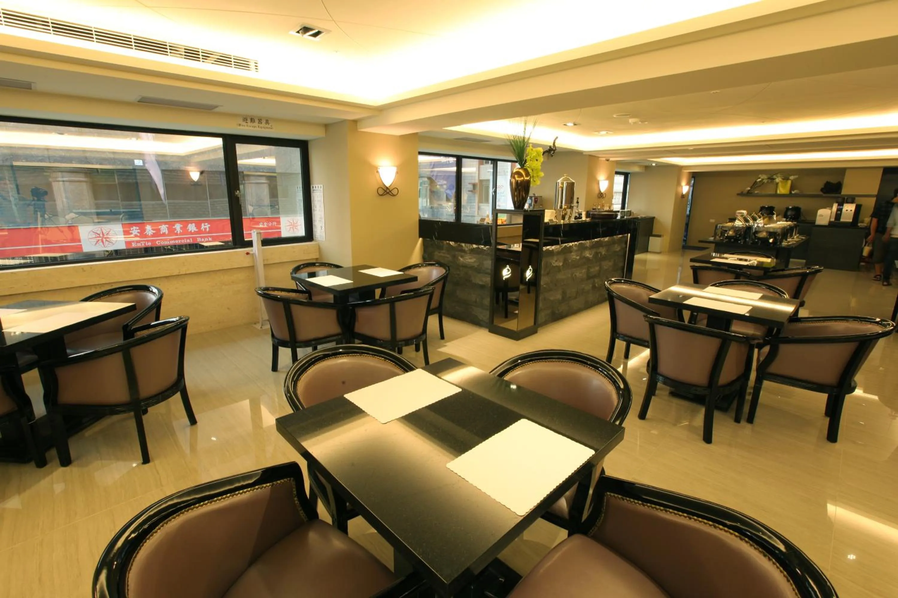 Restaurant/places to eat in Nest Hotel