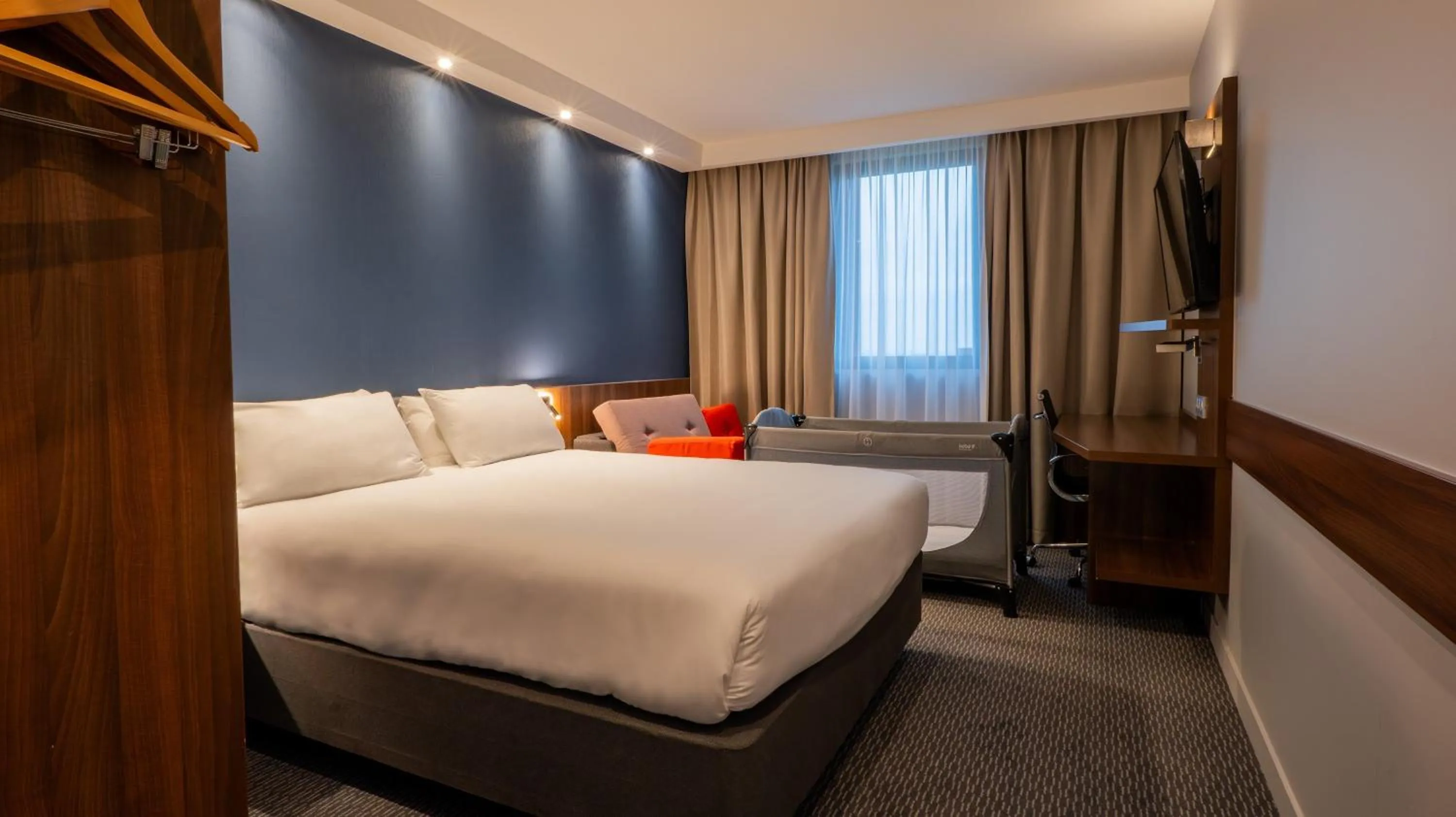 Photo of the whole room, Bed in Holiday Inn Express Dijon by IHG