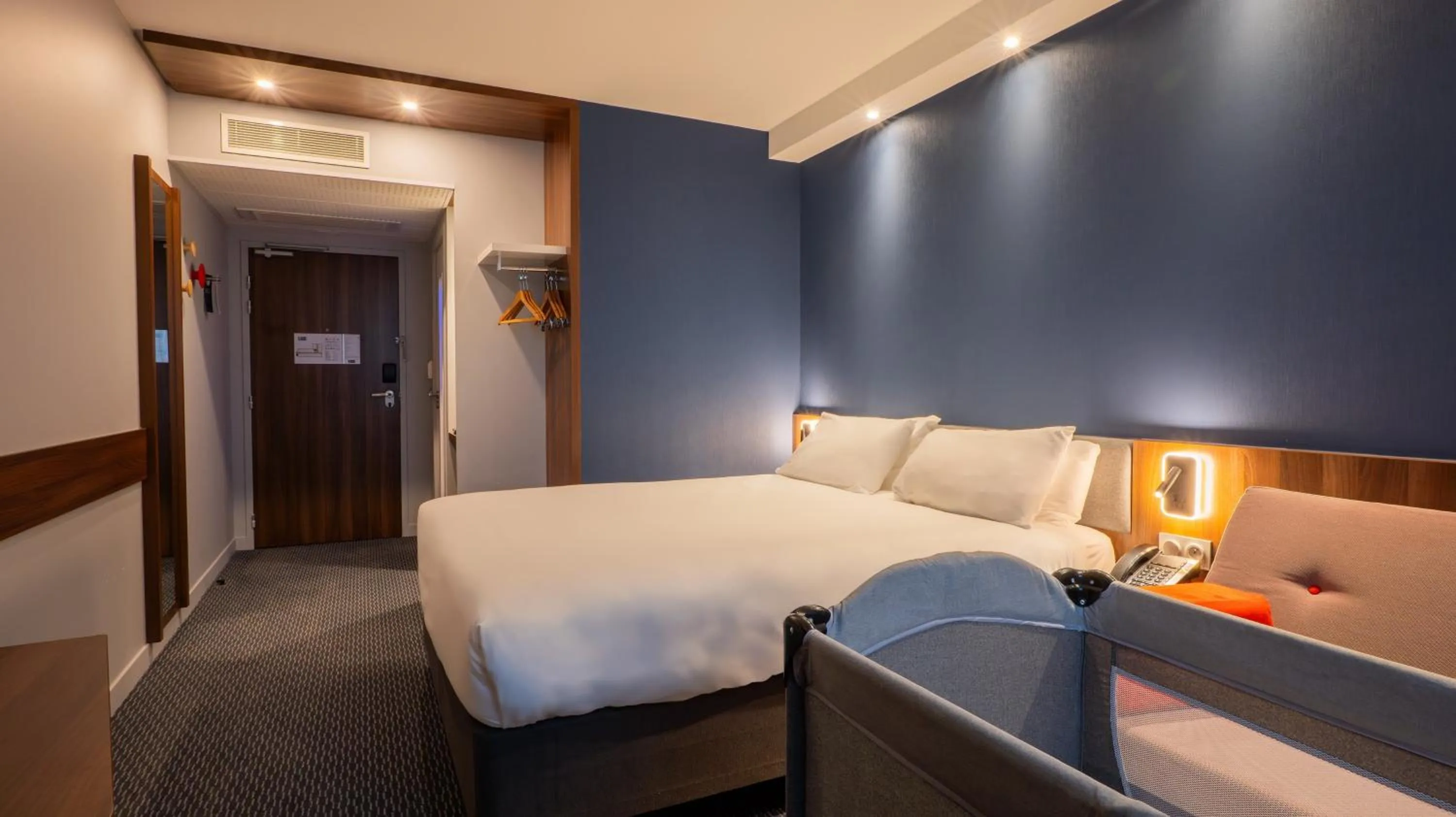 Photo of the whole room, Bed in Holiday Inn Express Dijon by IHG