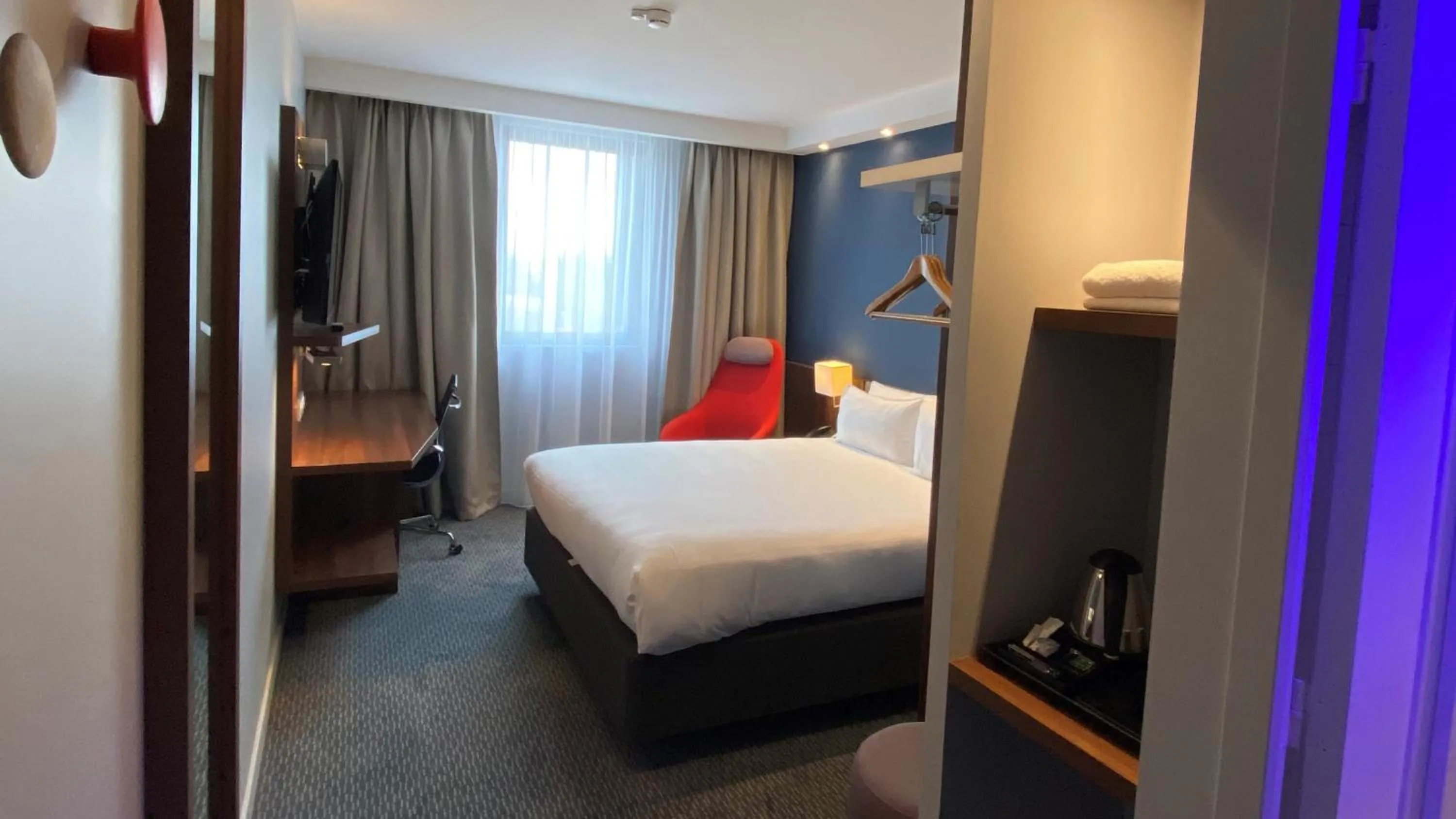 Photo of the whole room, Bed in Holiday Inn Express Dijon by IHG