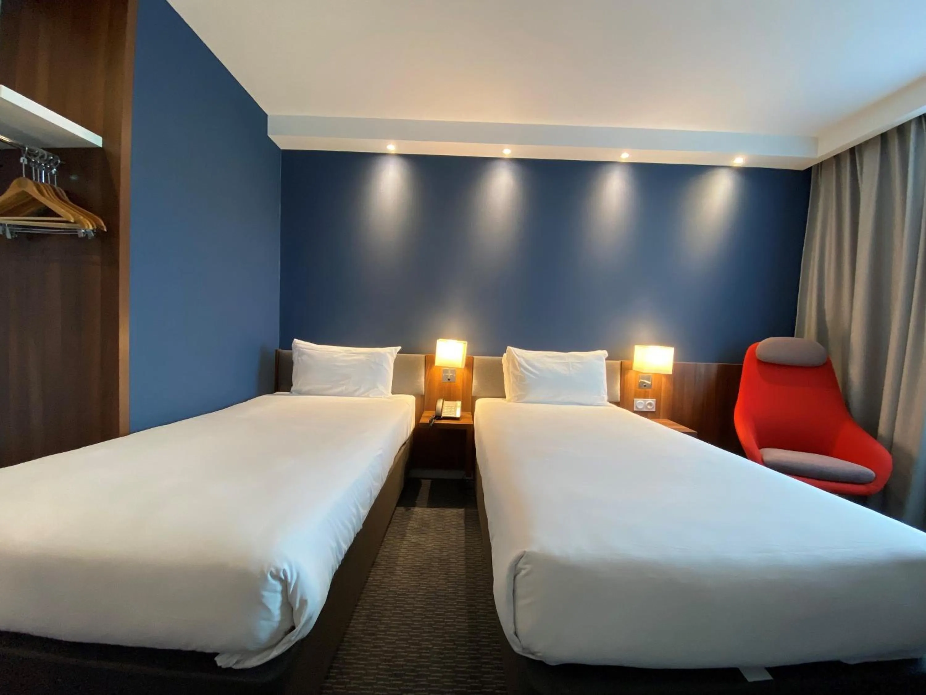 Photo of the whole room, Bed in Holiday Inn Express Dijon by IHG