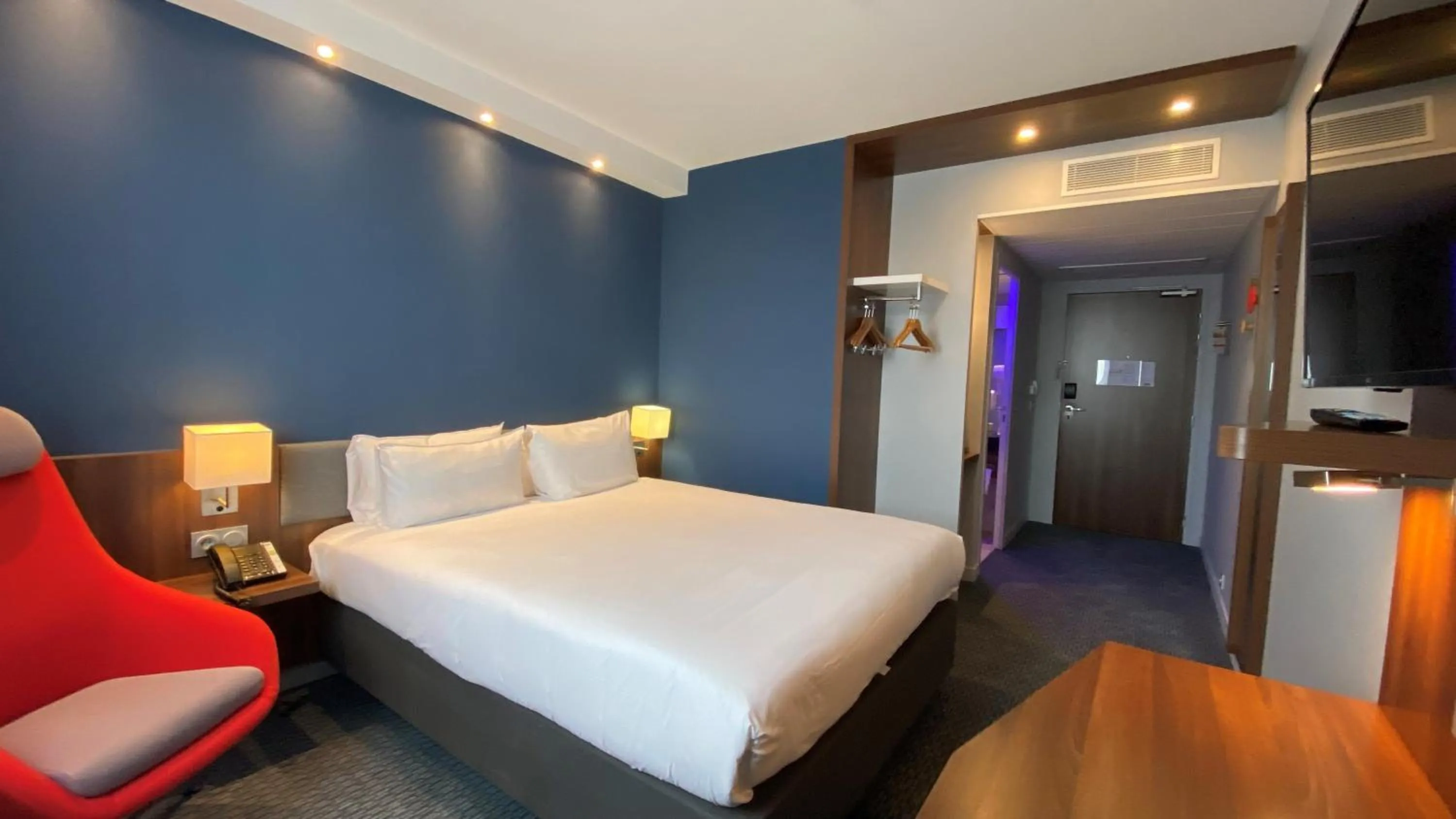 Photo of the whole room, Bed in Holiday Inn Express Dijon by IHG