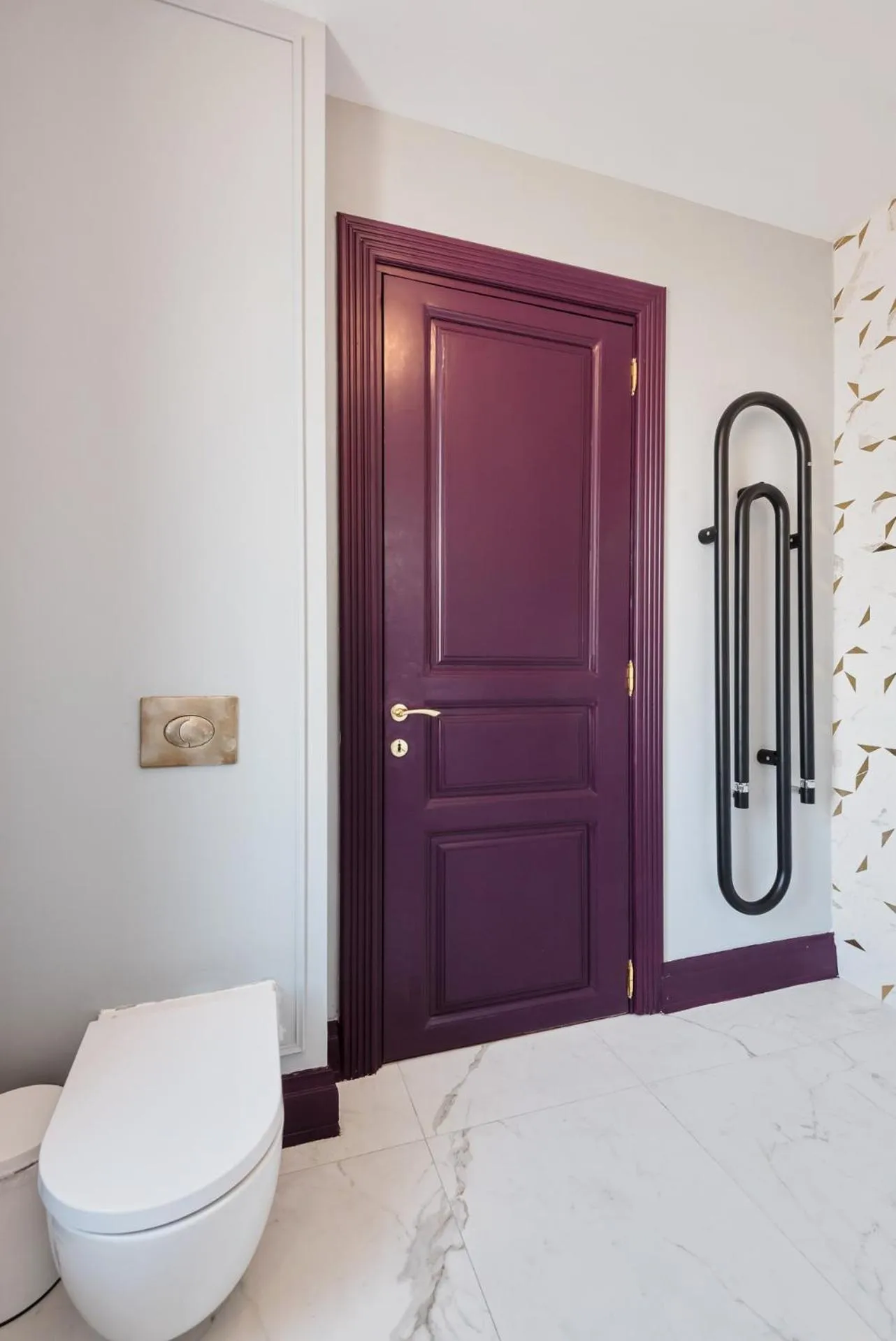 Bathroom, Bed in HIGHLINE DOWNTOWN ApartHotel OLDTOWN UNIRII SQUARE