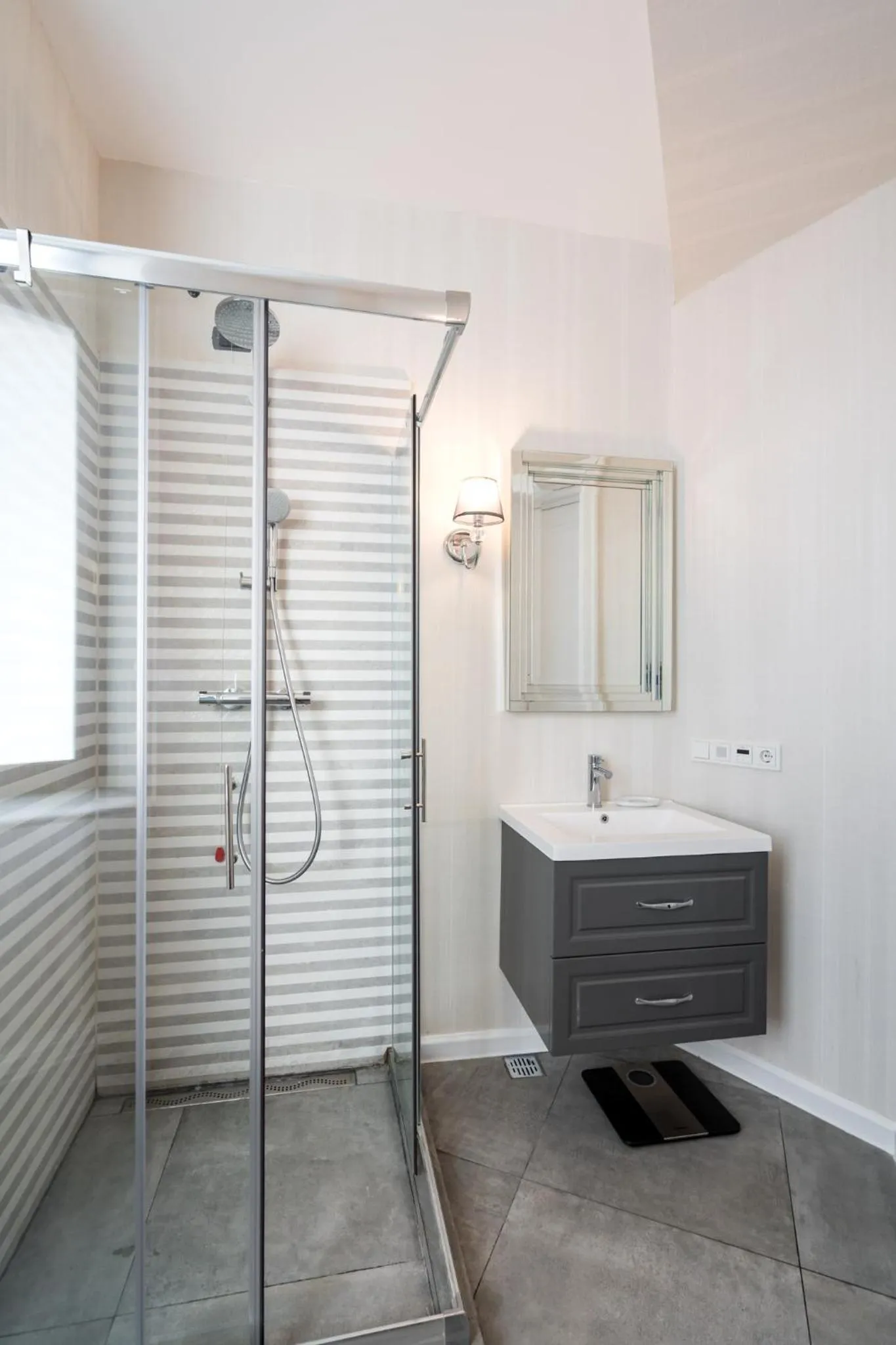 Shower in HIGHLINE DOWNTOWN ApartHotel OLDTOWN UNIRII SQUARE