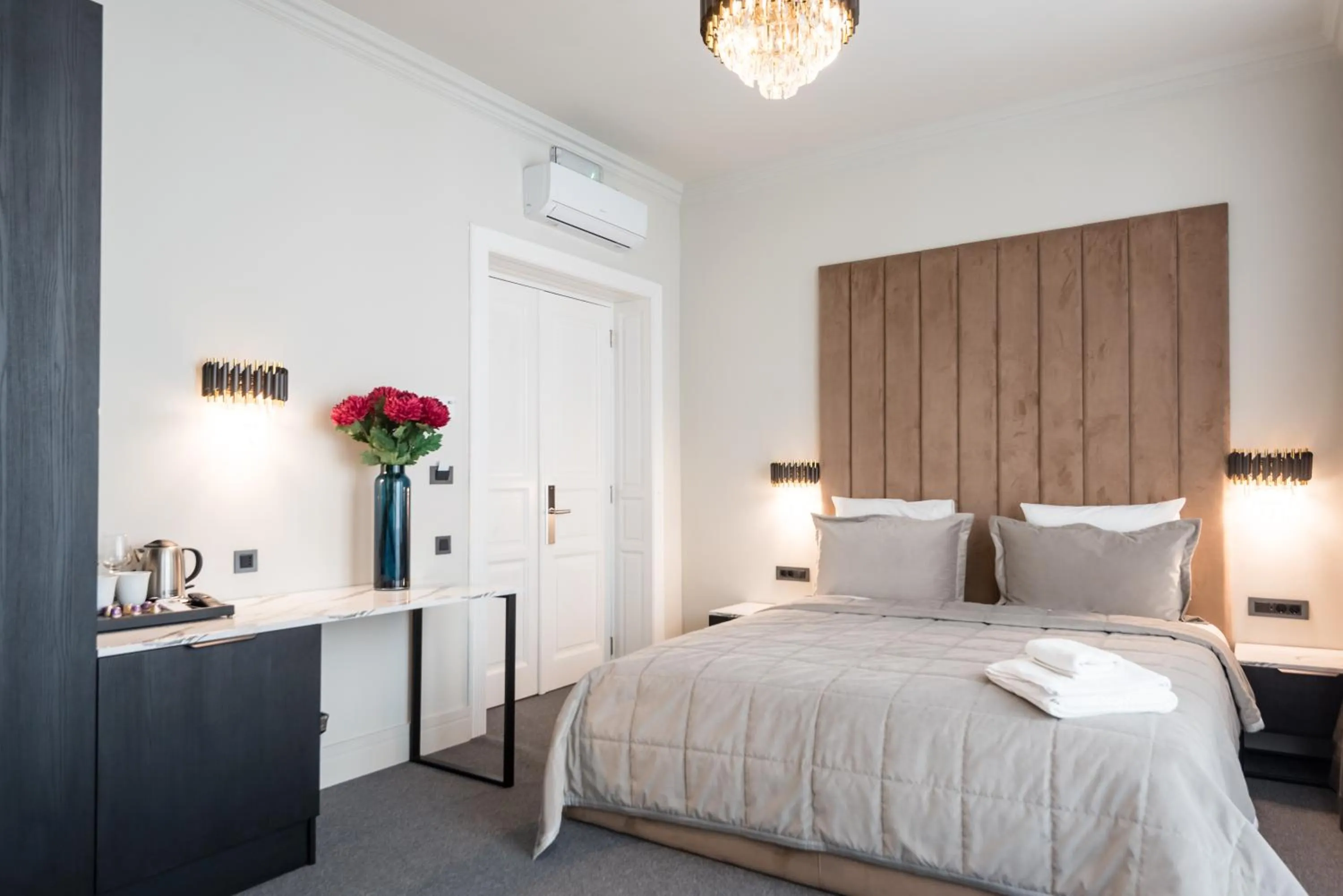 Bed in HIGHLINE DOWNTOWN ApartHotel OLDTOWN UNIRII SQUARE