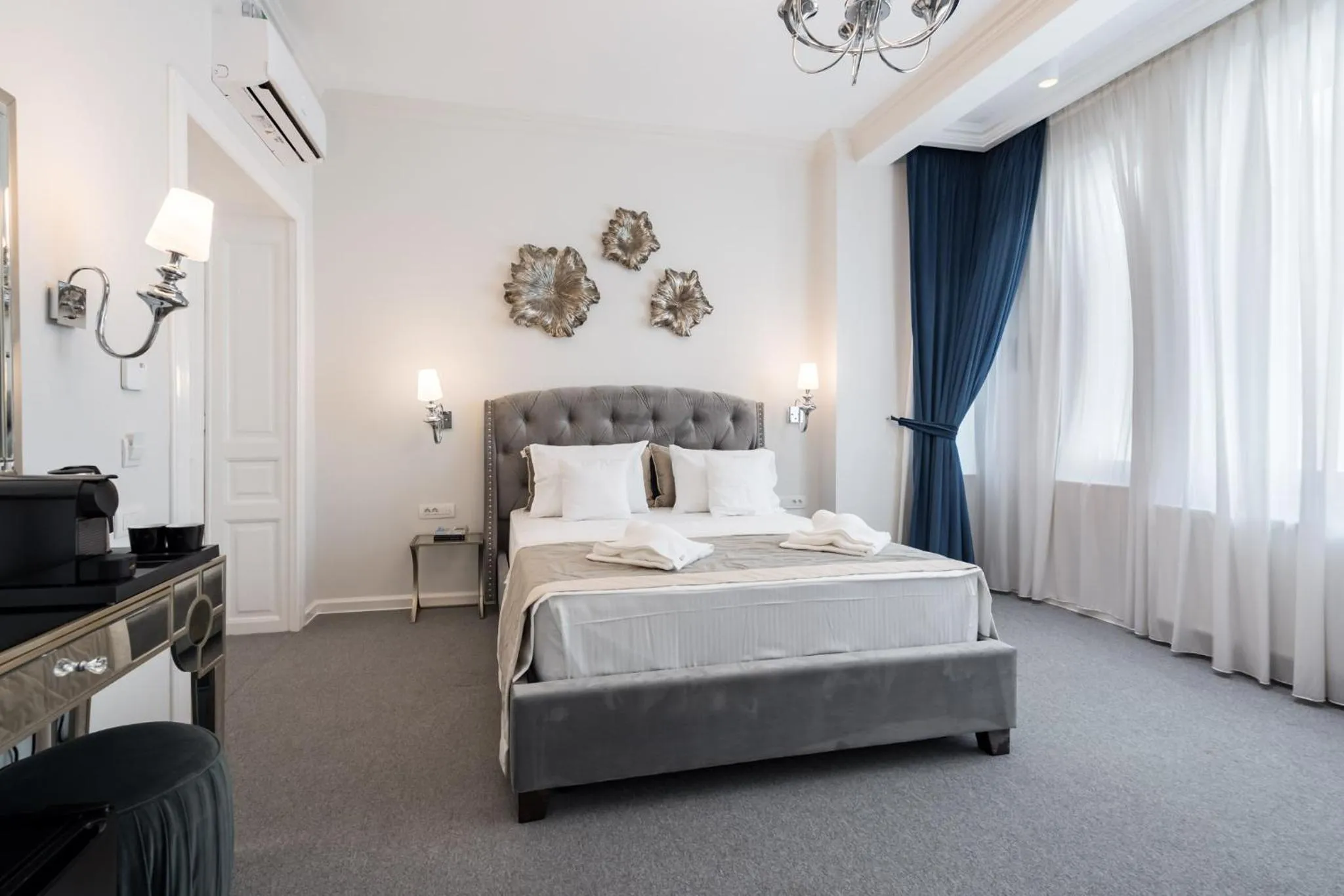 Photo of the whole room, Bed in HIGHLINE DOWNTOWN ApartHotel OLDTOWN UNIRII SQUARE