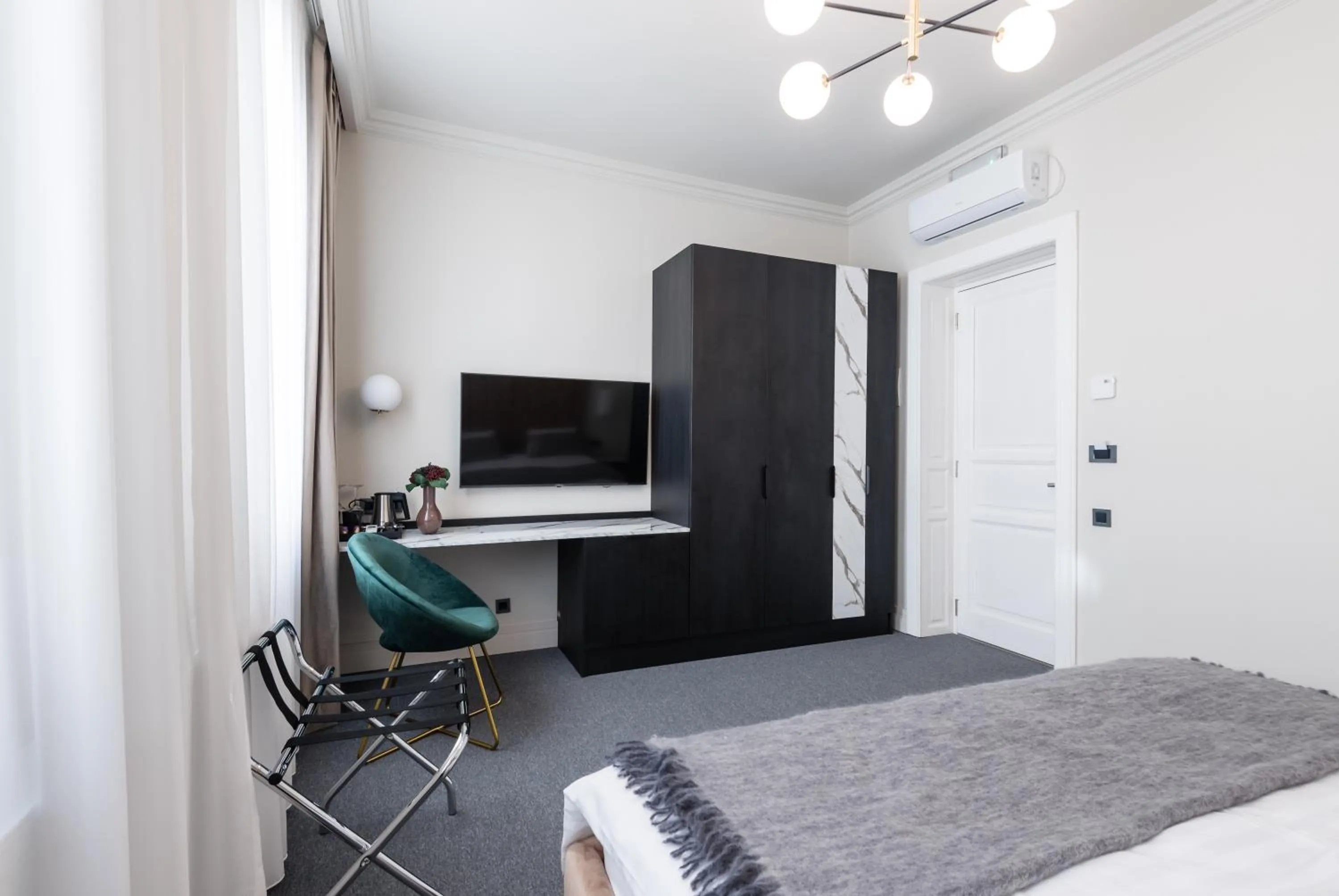 TV and multimedia, Bed in HIGHLINE DOWNTOWN ApartHotel OLDTOWN UNIRII SQUARE