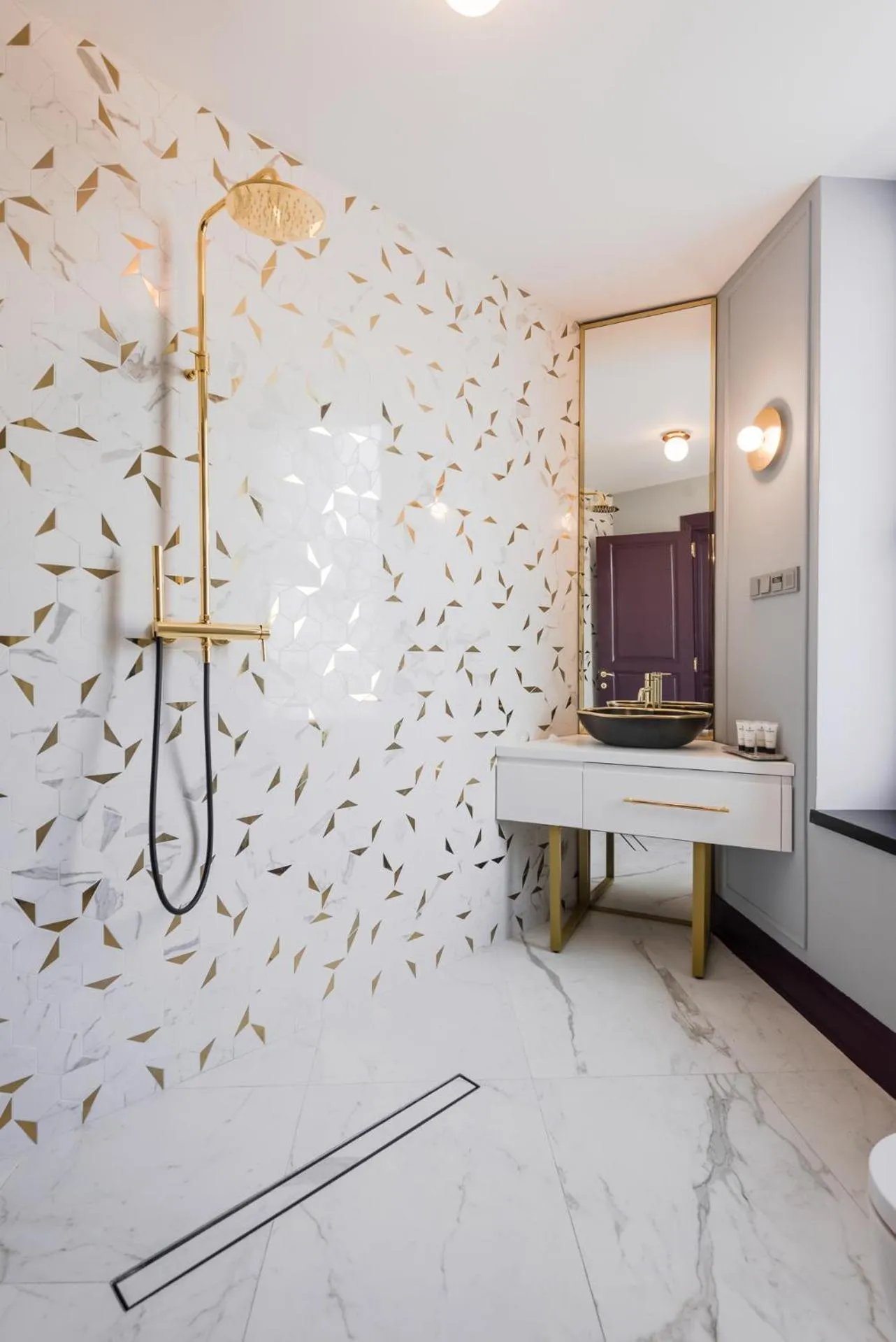 Bathroom in HIGHLINE DOWNTOWN ApartHotel OLDTOWN UNIRII SQUARE