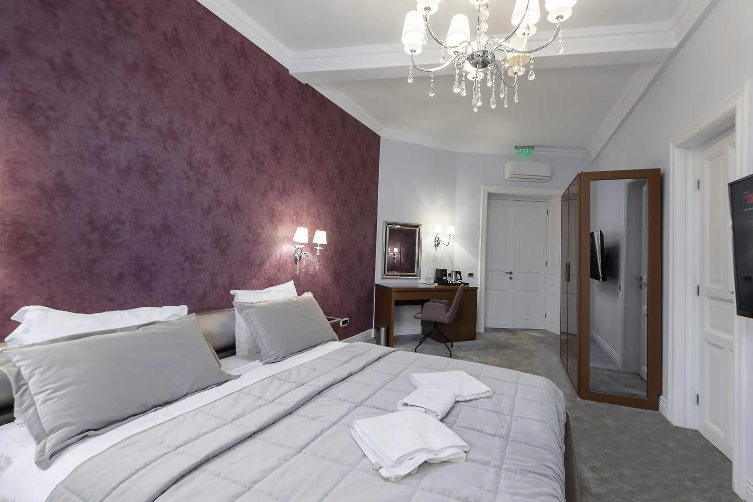 Bed in HIGHLINE DOWNTOWN ApartHotel OLDTOWN UNIRII SQUARE