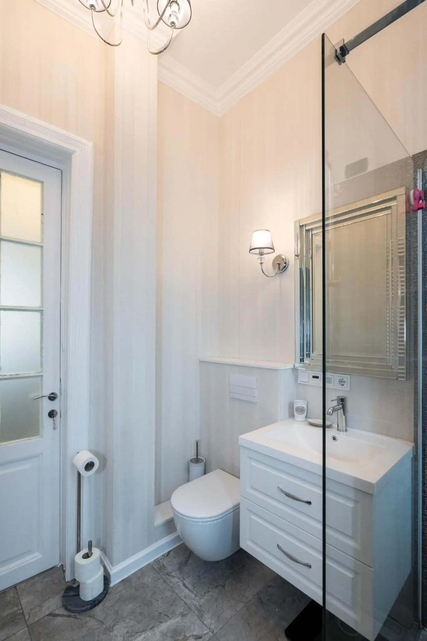 Shower in HIGHLINE DOWNTOWN ApartHotel OLDTOWN UNIRII SQUARE