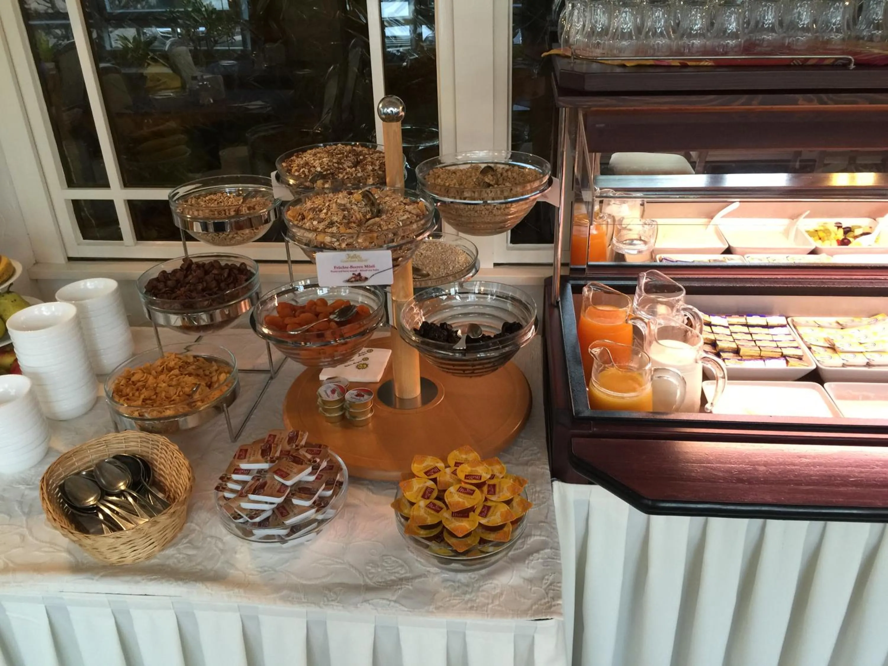 Buffet breakfast in Hotel Knaus am Hafen