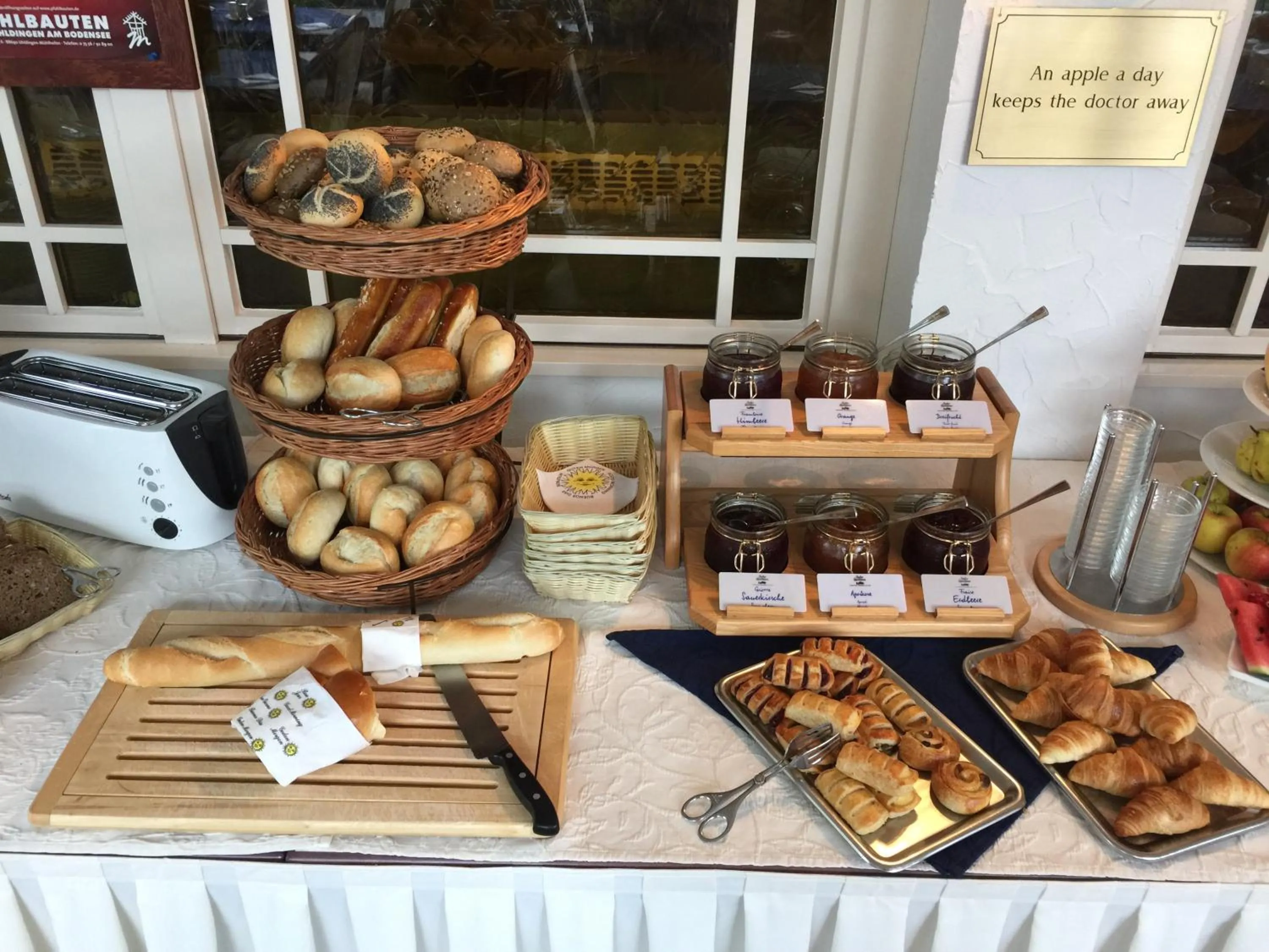 Buffet breakfast in Hotel Knaus am Hafen