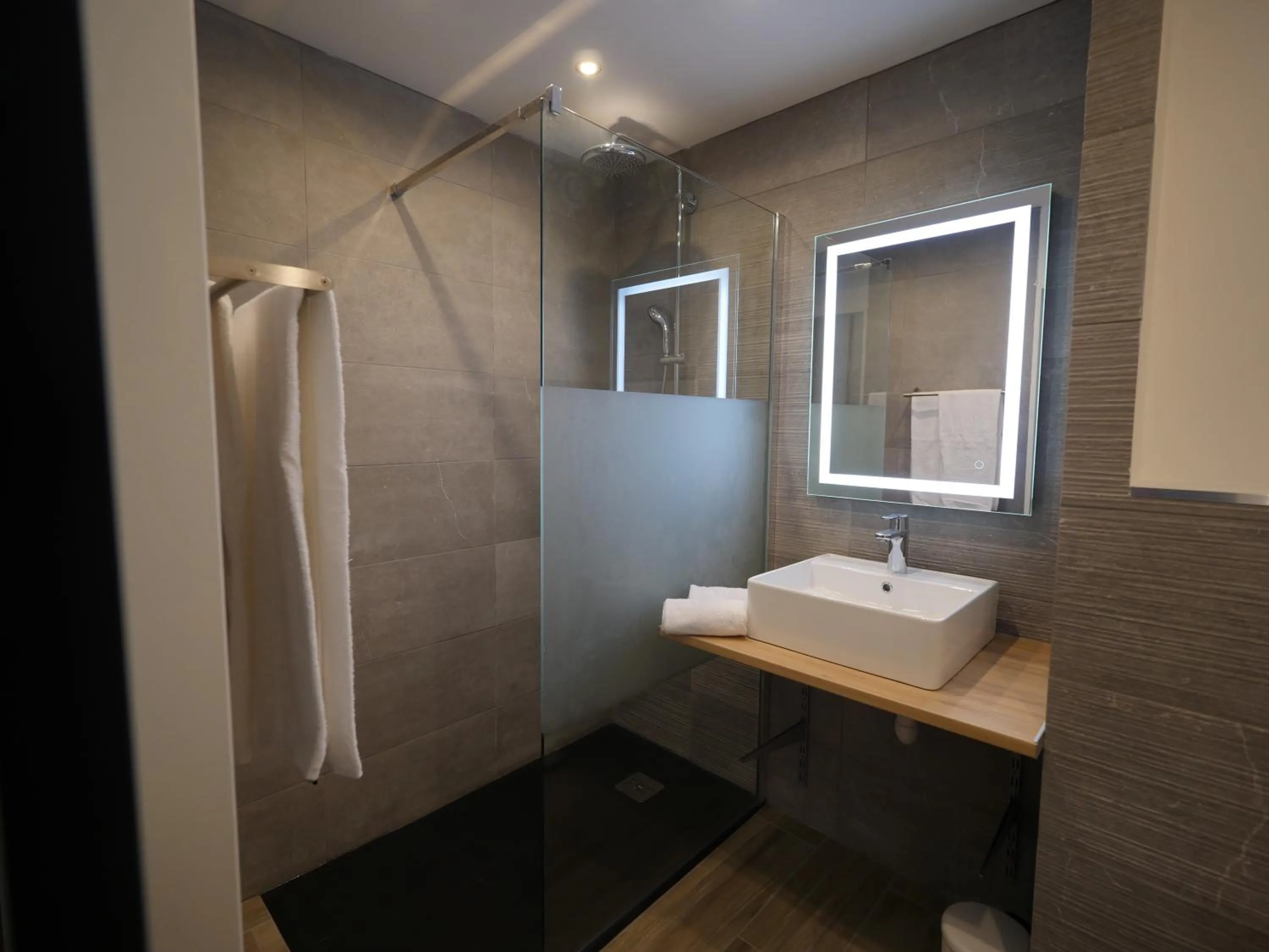 Shower in Hôtel des Dunes Noirmoutier