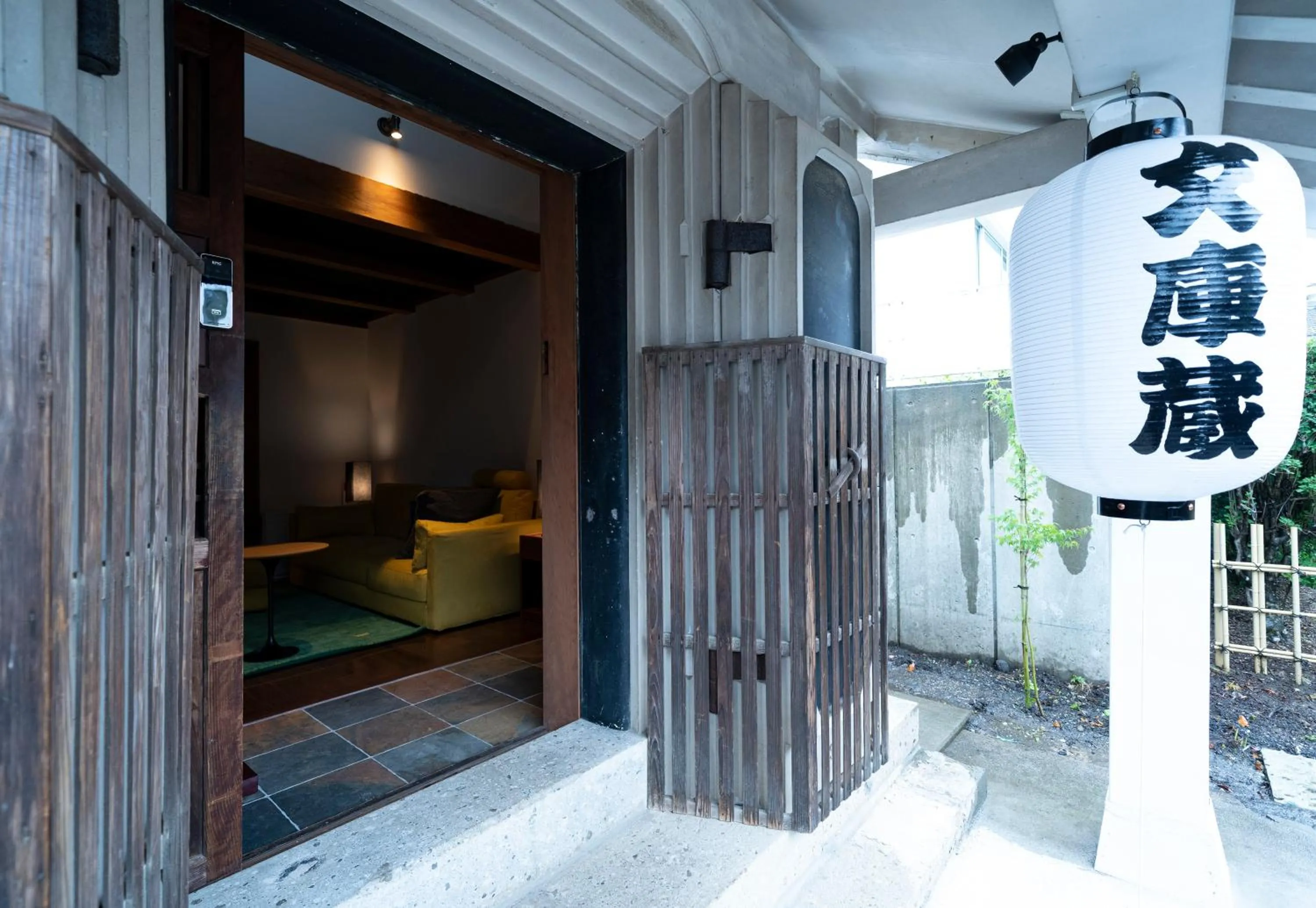 Facade/entrance, Bed in Iizukatei