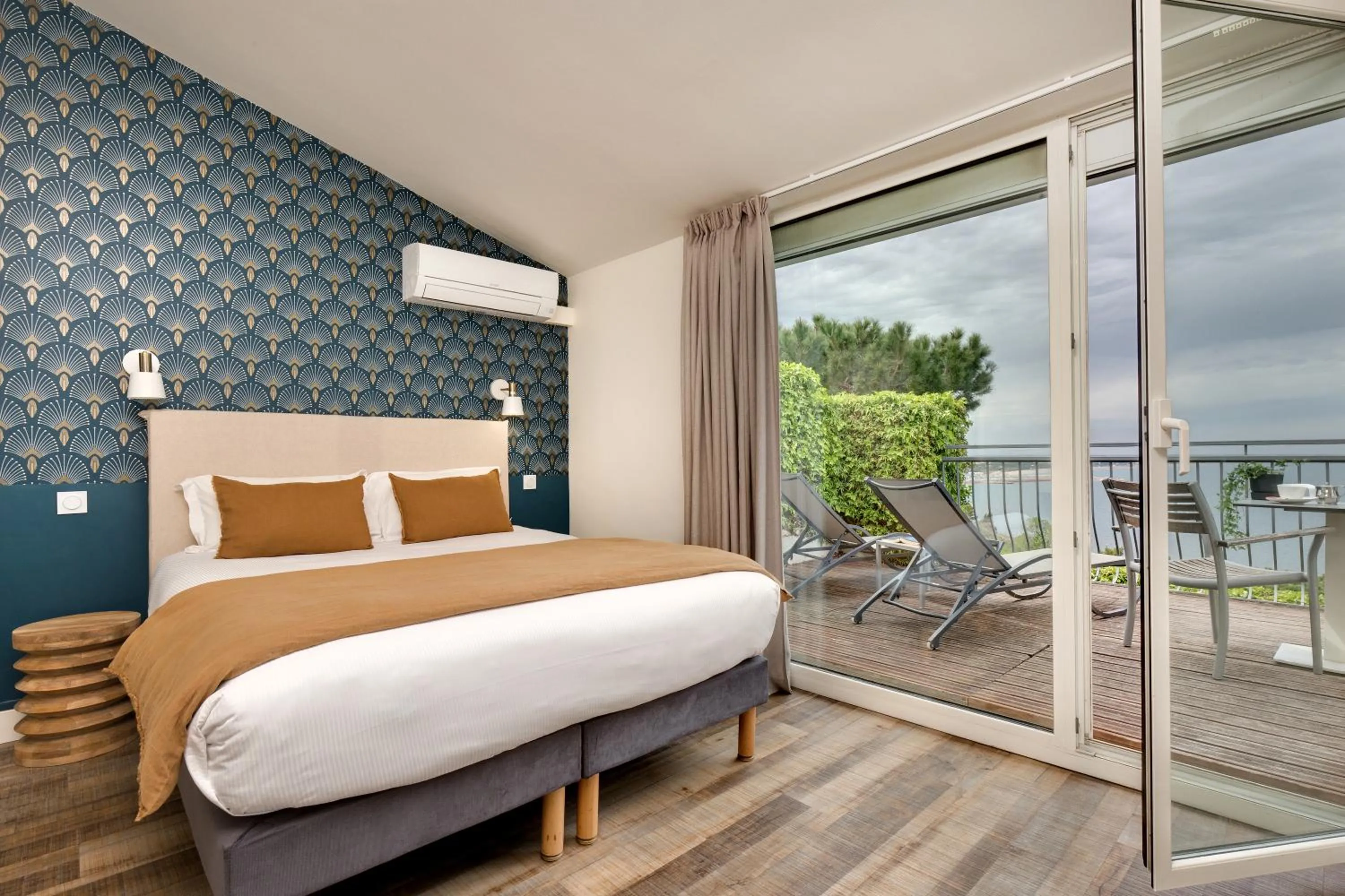 Bedroom, Bed in Hôtel & Spa Les Mouettes