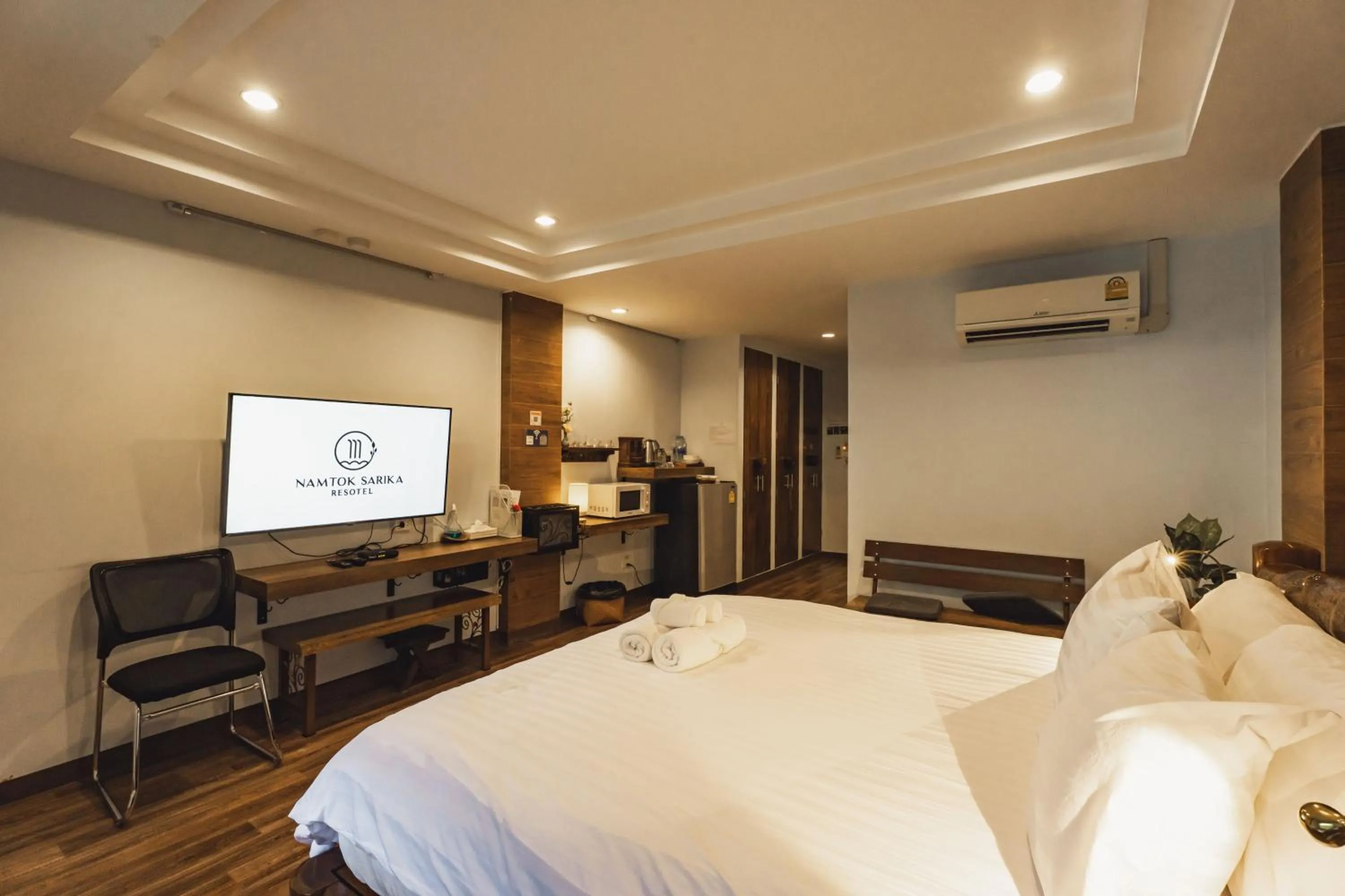 Communal lounge/ TV room, Bed in Namtok Sarika Resotel