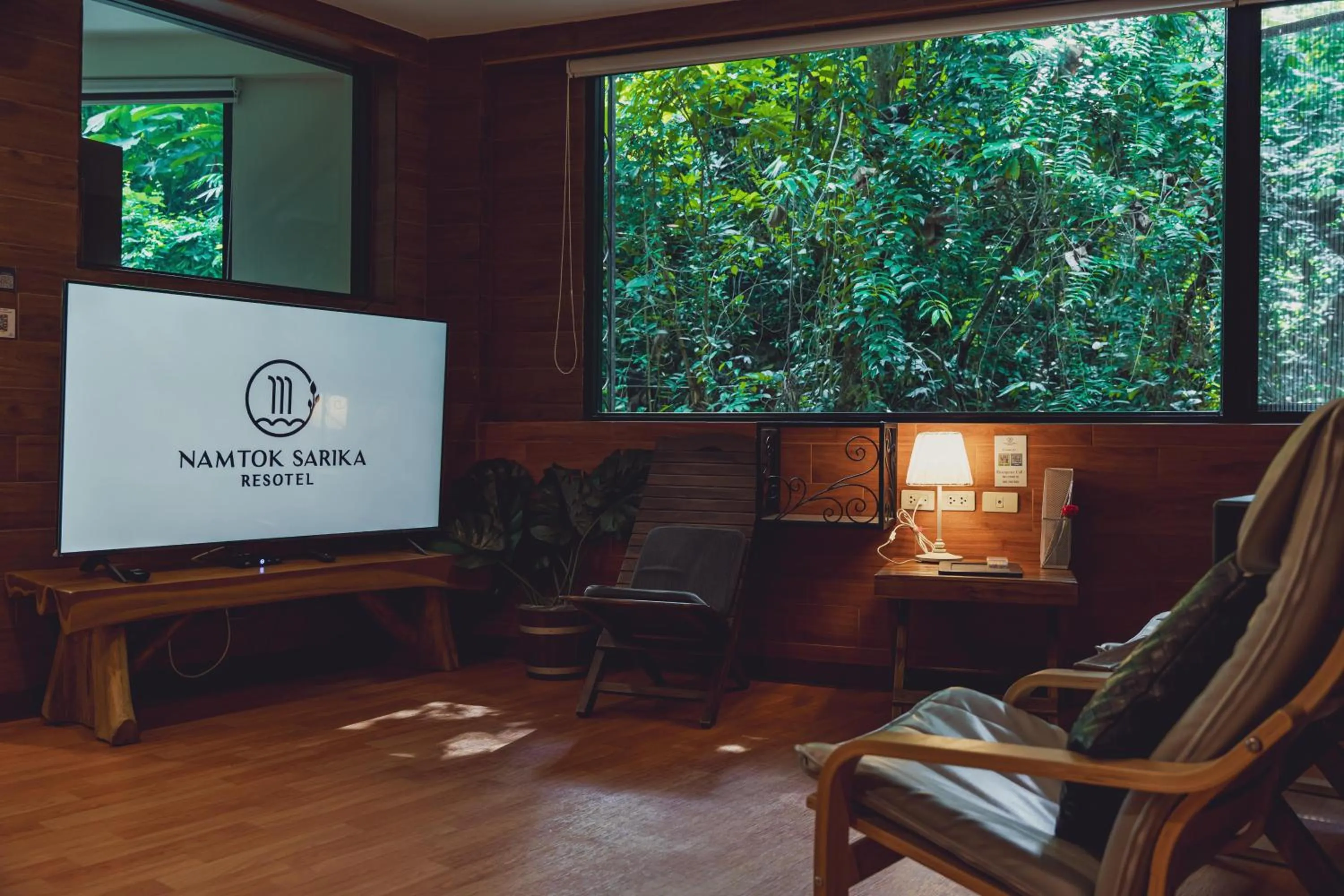 Communal lounge/ TV room in Namtok Sarika Resotel