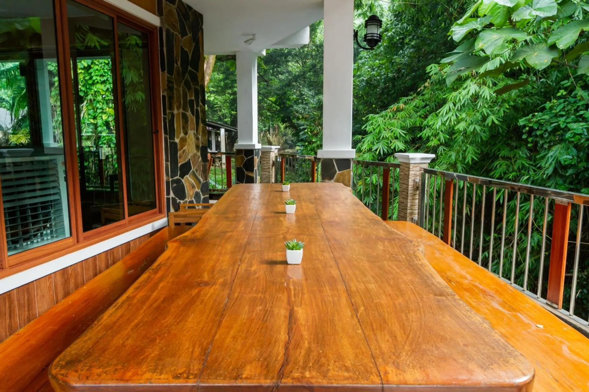 Restaurant/places to eat in Namtok Sarika Resotel