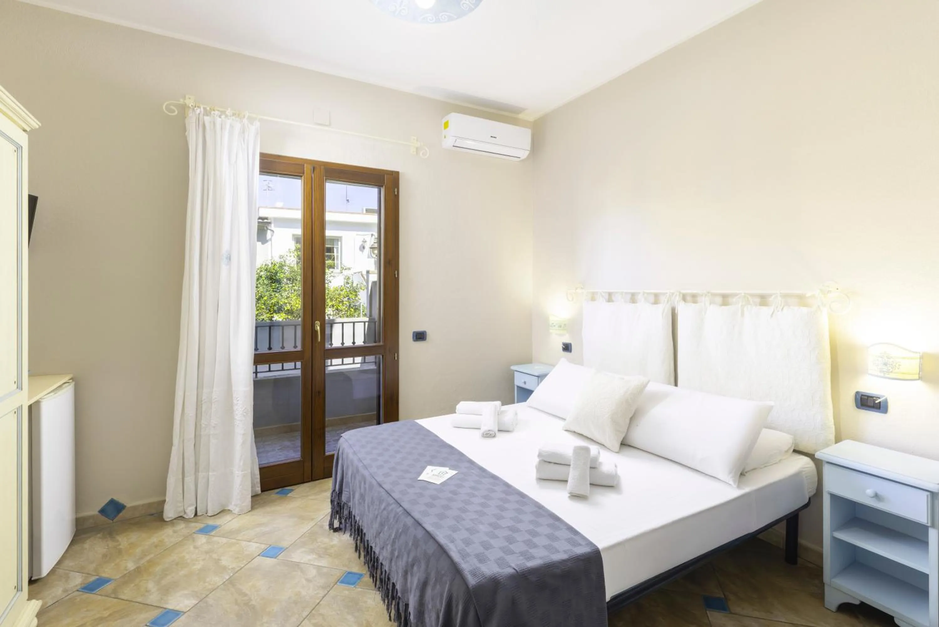 Bedroom, Bed in Giaco's Rooms