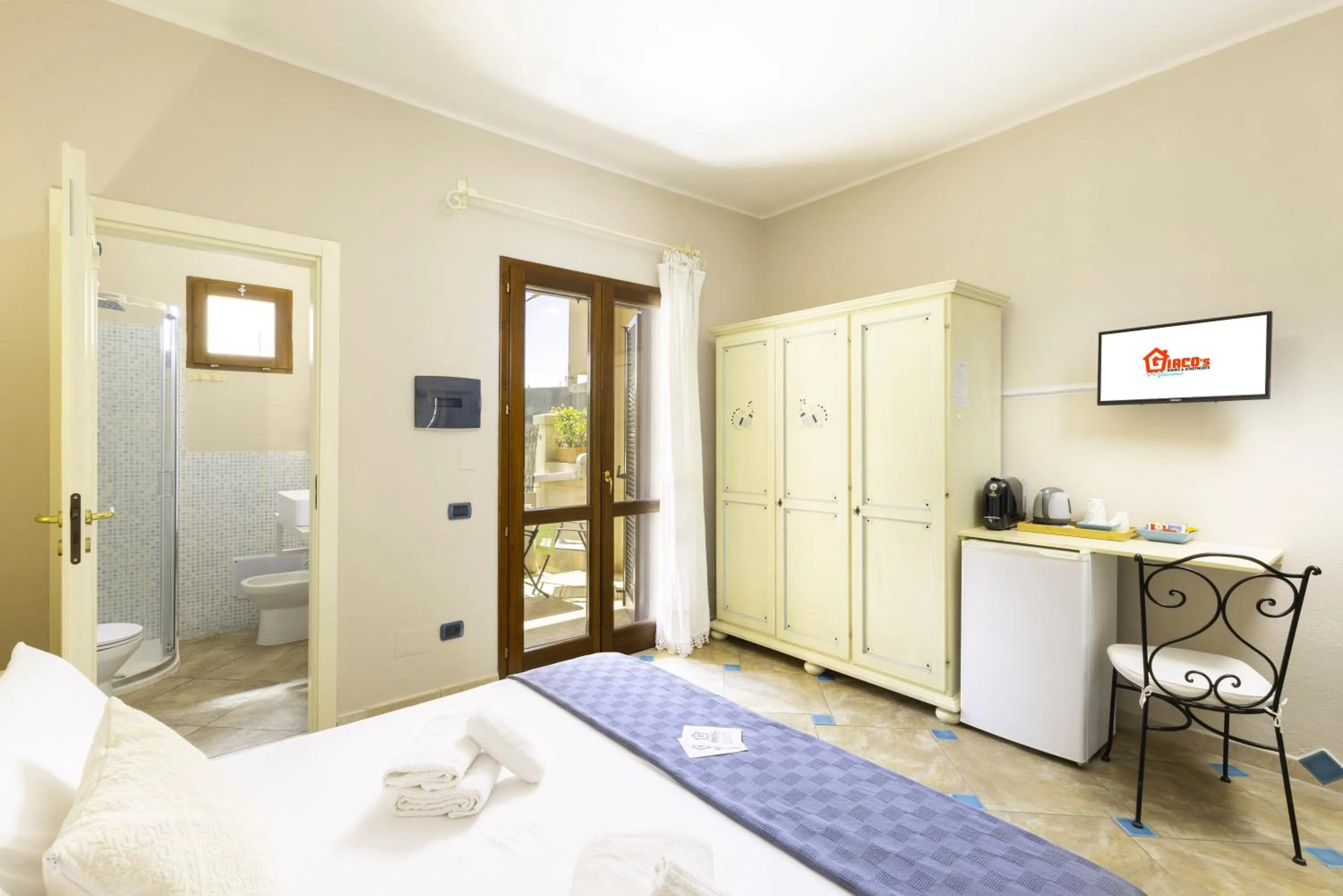 TV and multimedia, Bed in Giaco's Rooms