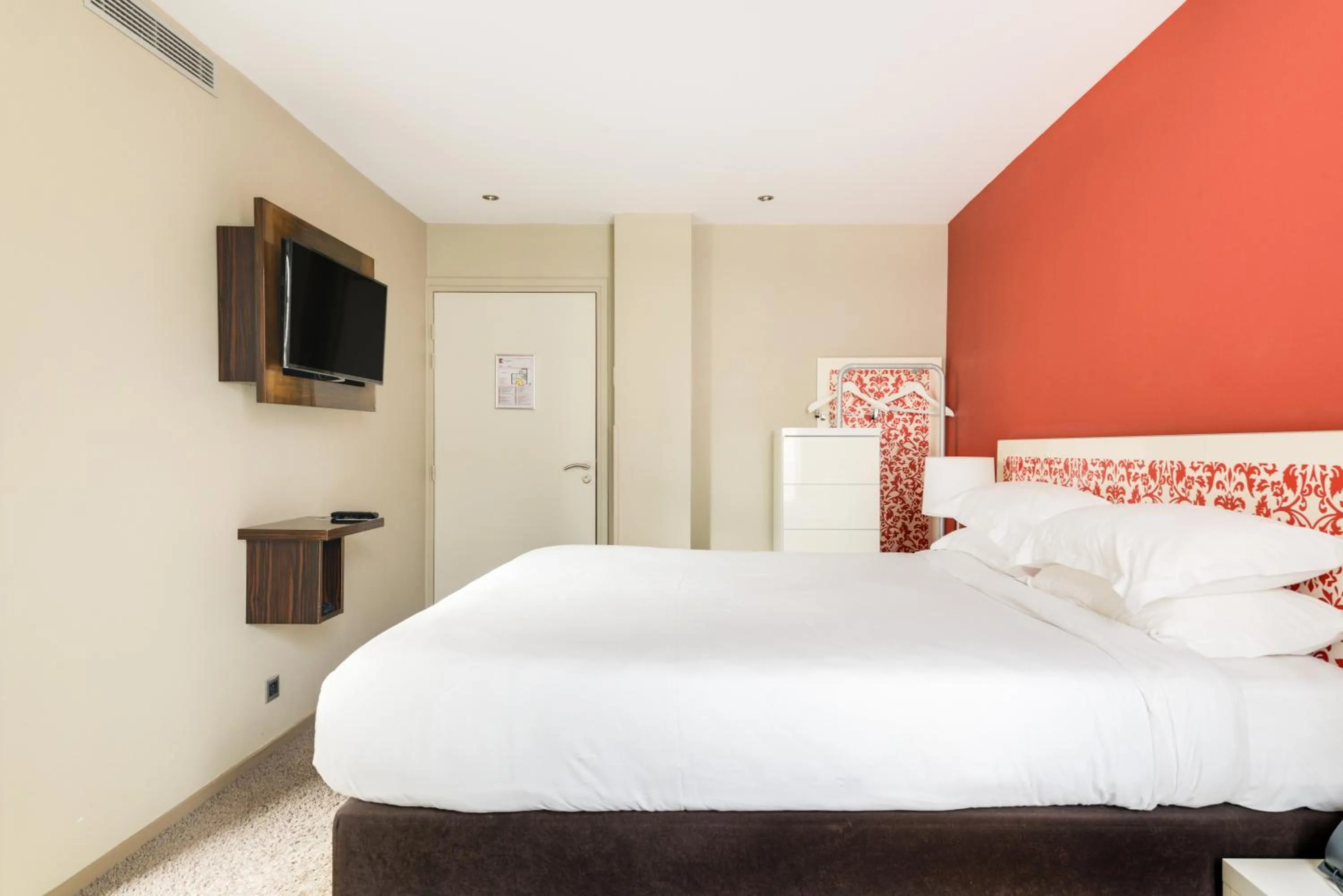 Photo of the whole room, Bed in Pavillon Nation