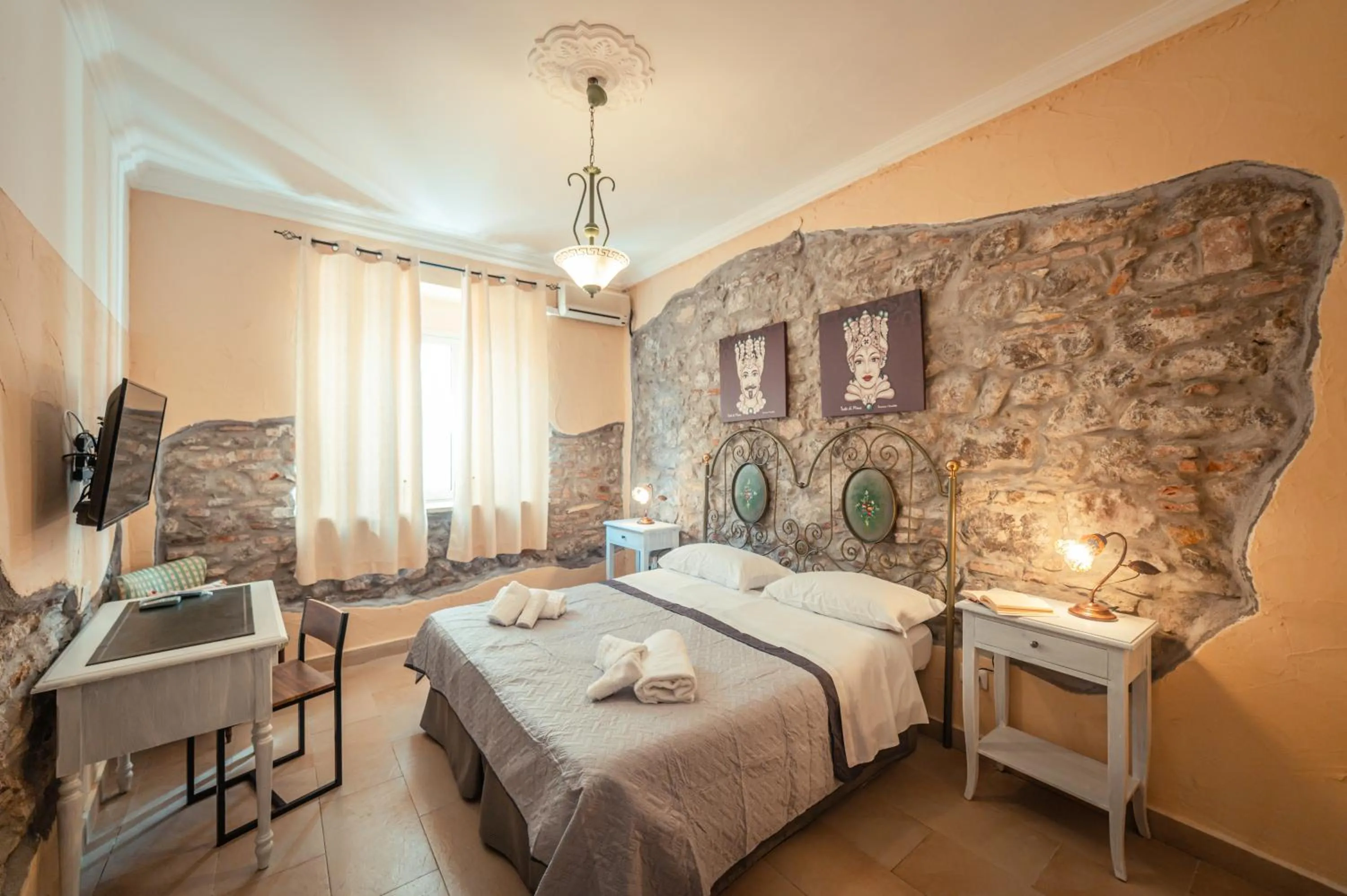 Bed in Taormina Garden Hotel