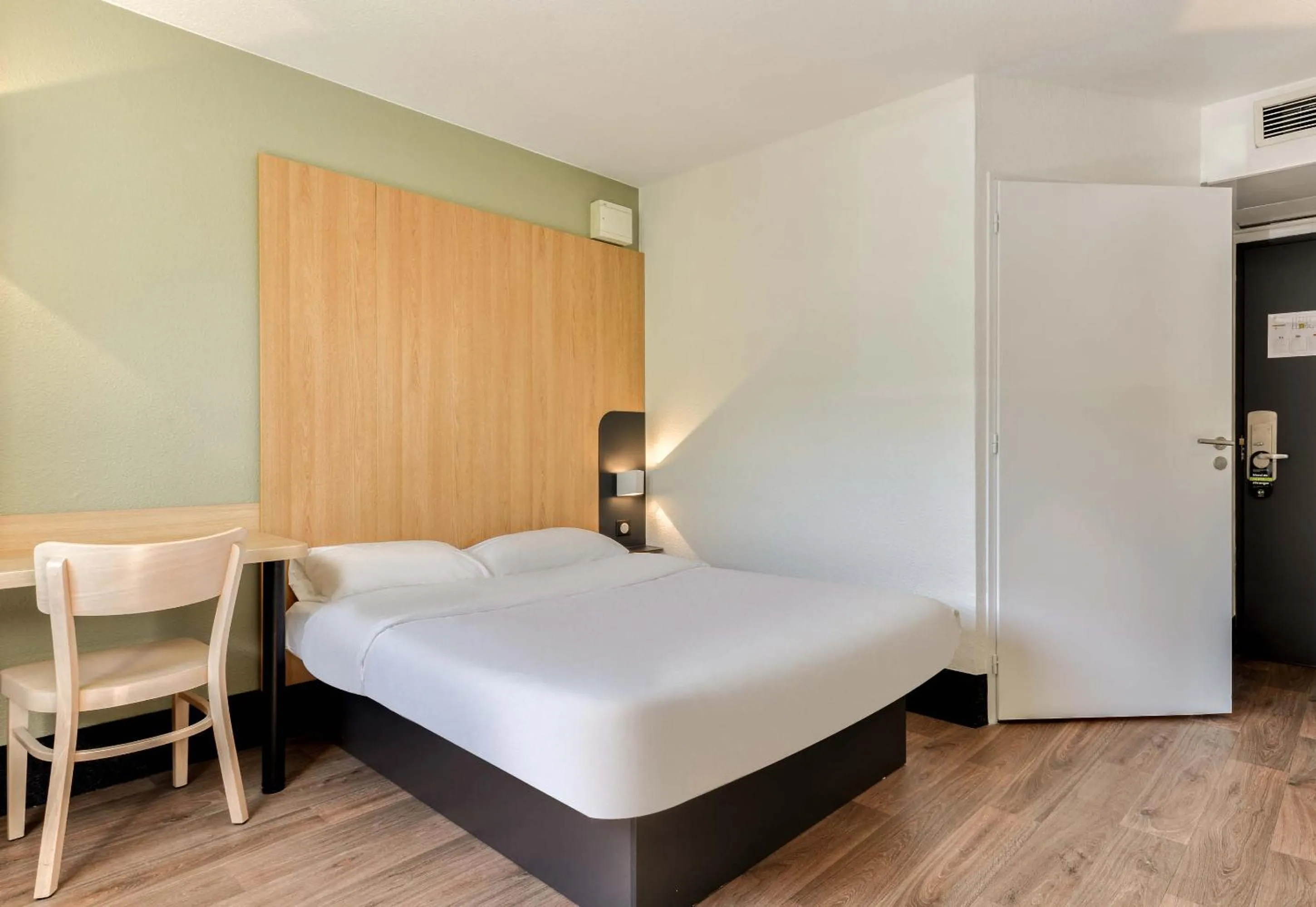 Bedroom, Bed in B&B HOTEL Béziers