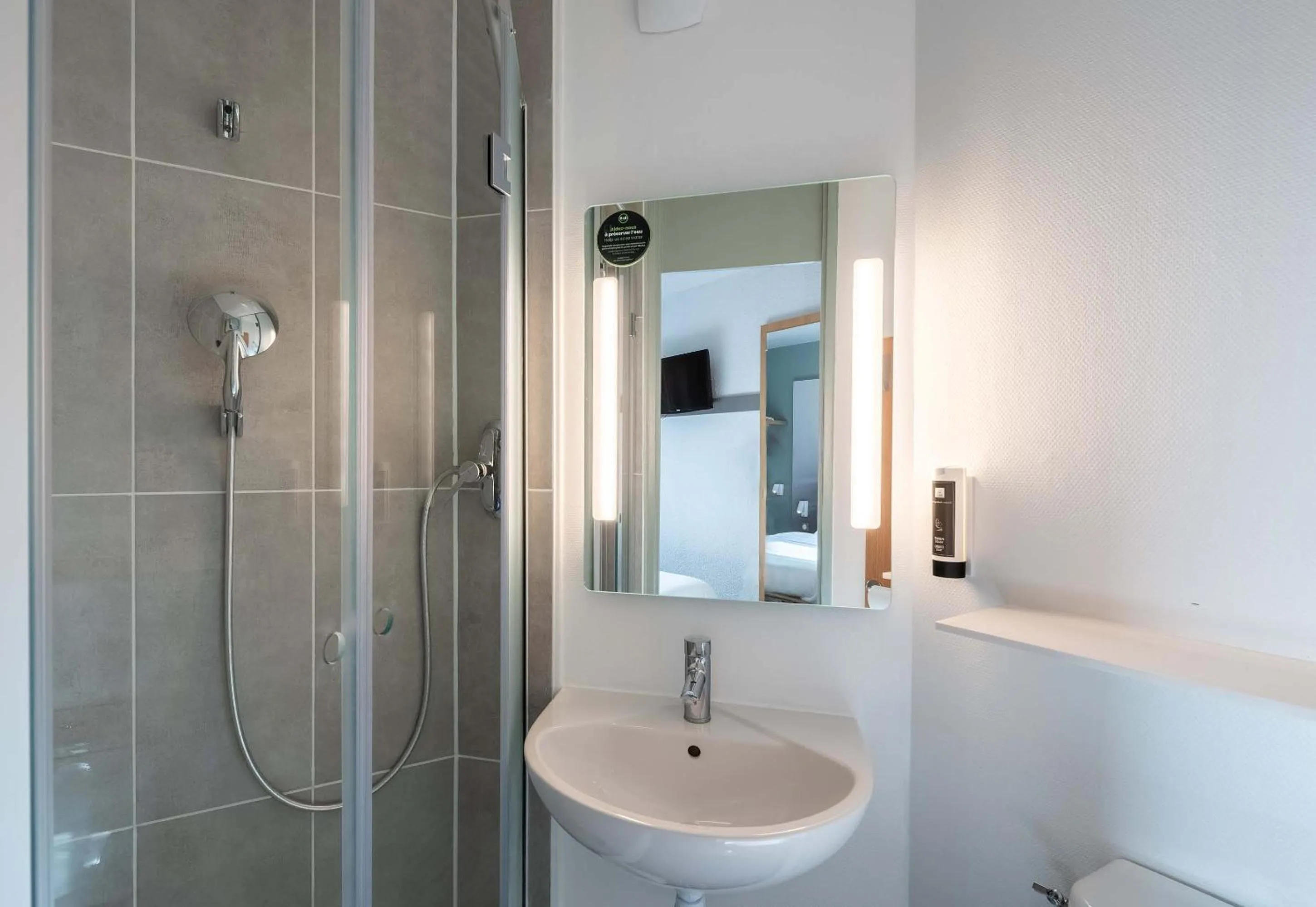 Bathroom in B&B HOTEL Lille Lezennes Grand Stade