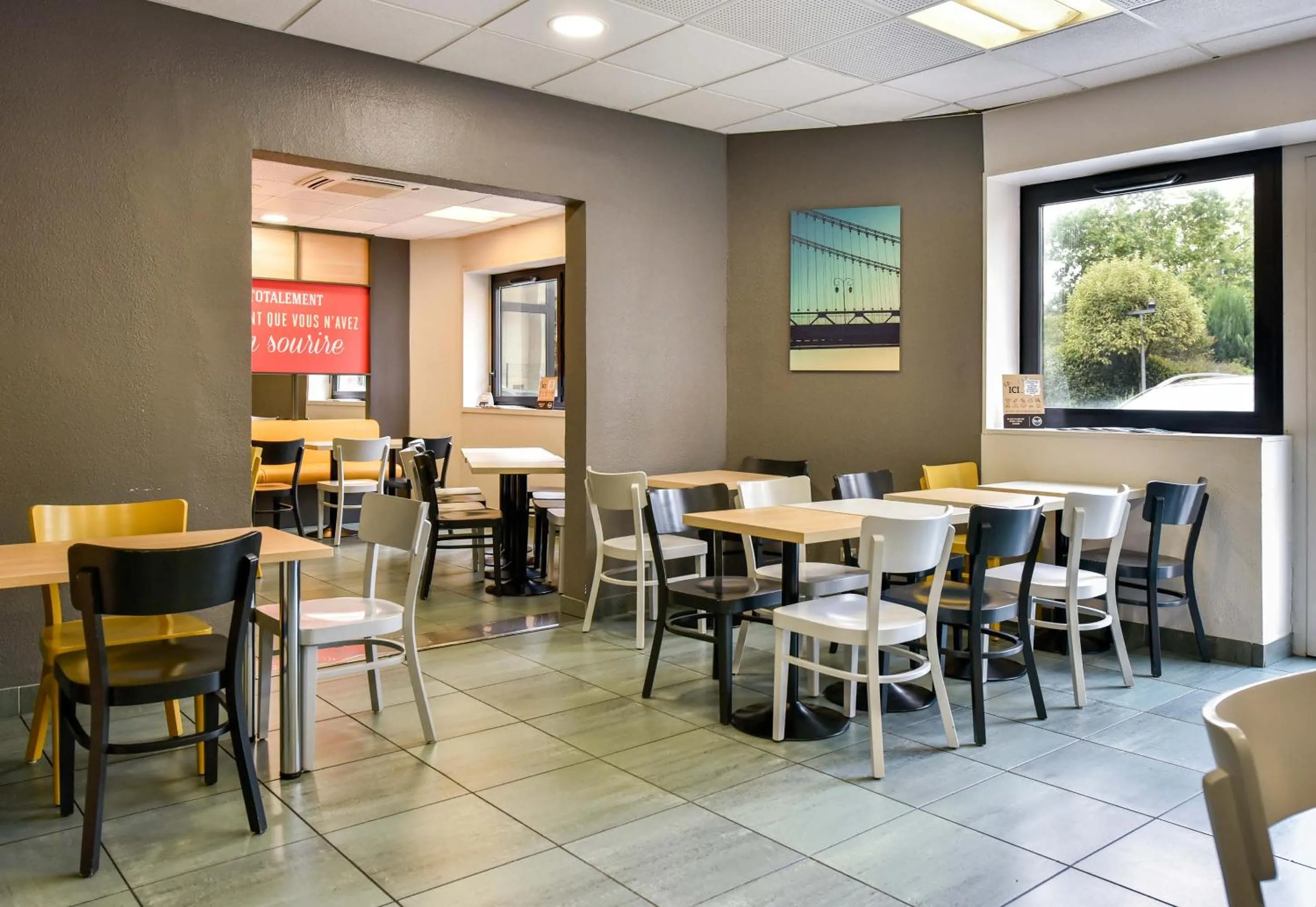 Restaurant/places to eat in B&B HOTEL Toulouse Centre Canal du Midi