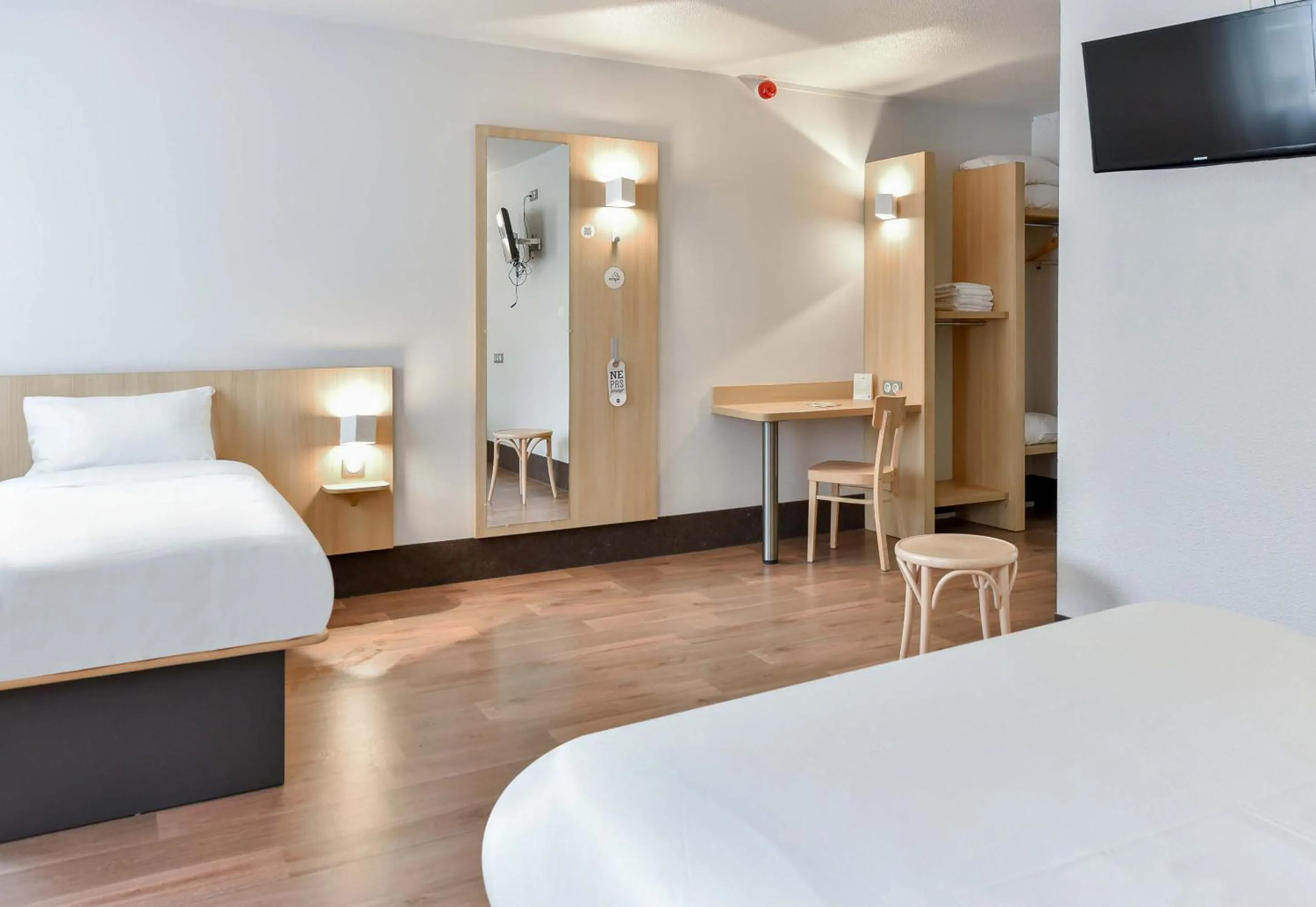 Bedroom, Bed in B&B HOTEL Toulouse Centre Canal du Midi