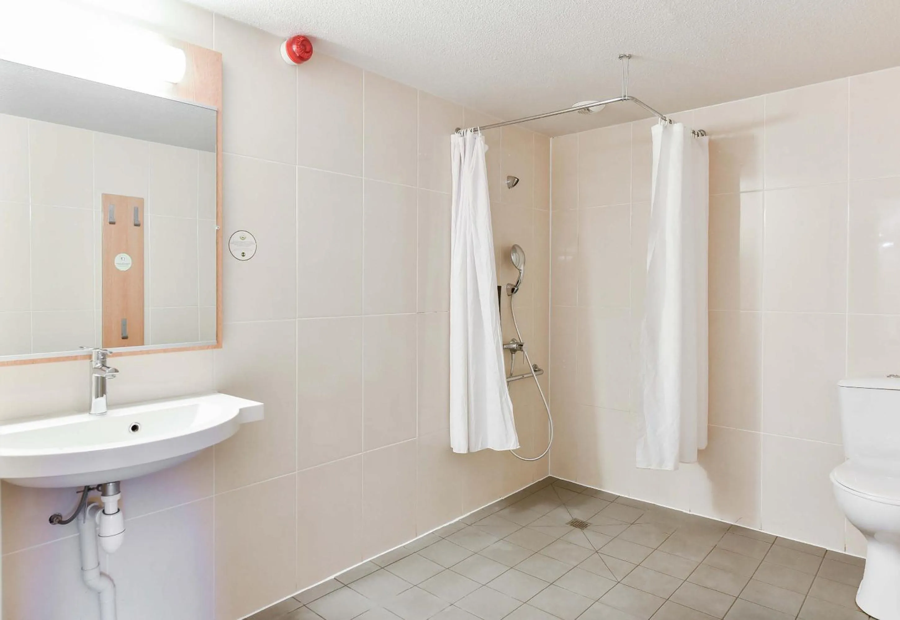 Bathroom in B&B HOTEL Toulouse Centre Canal du Midi