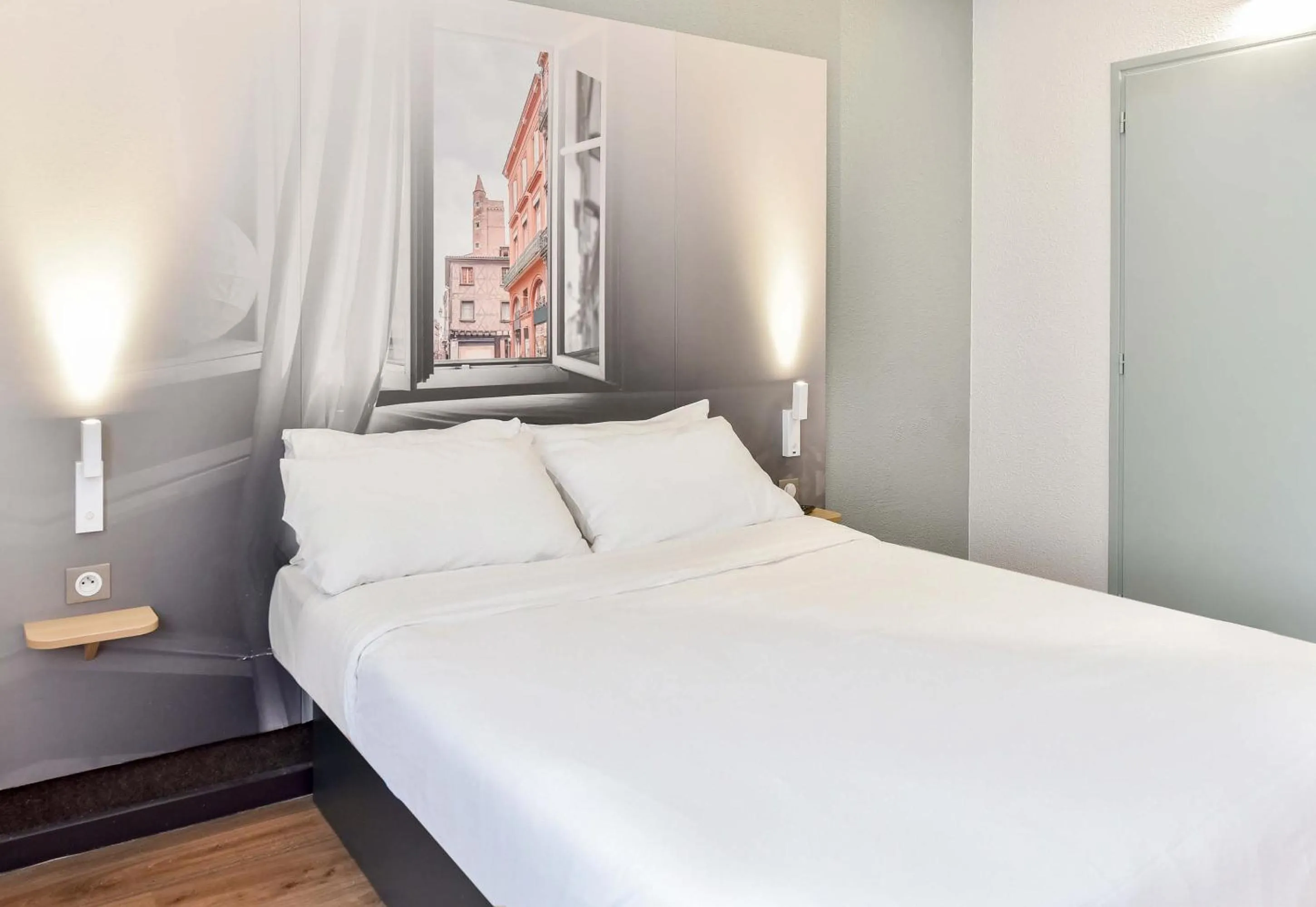 Bedroom, Bed in B&B HOTEL Toulouse Centre Canal du Midi