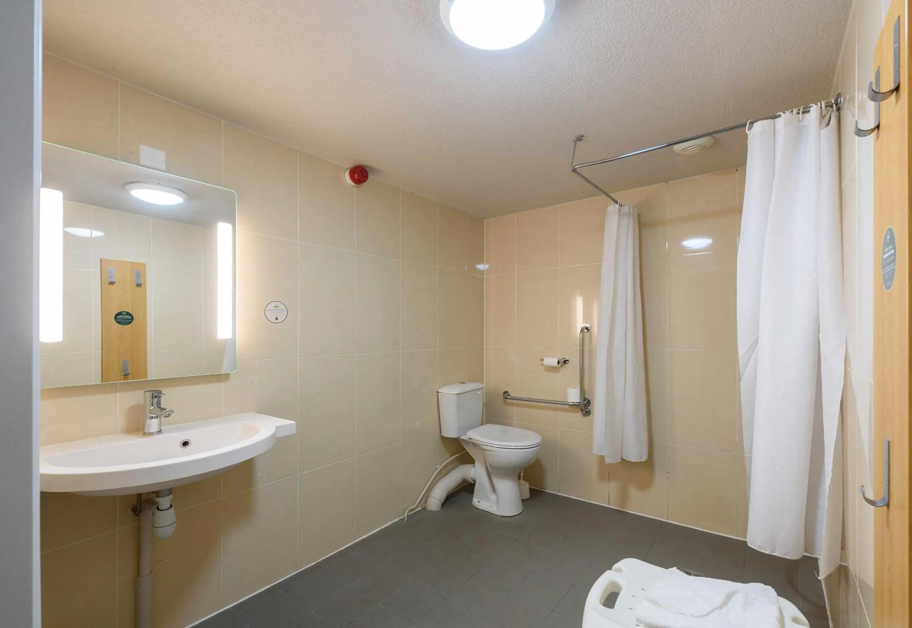 Bathroom in B&B HOTEL Toulouse Centre Canal du Midi