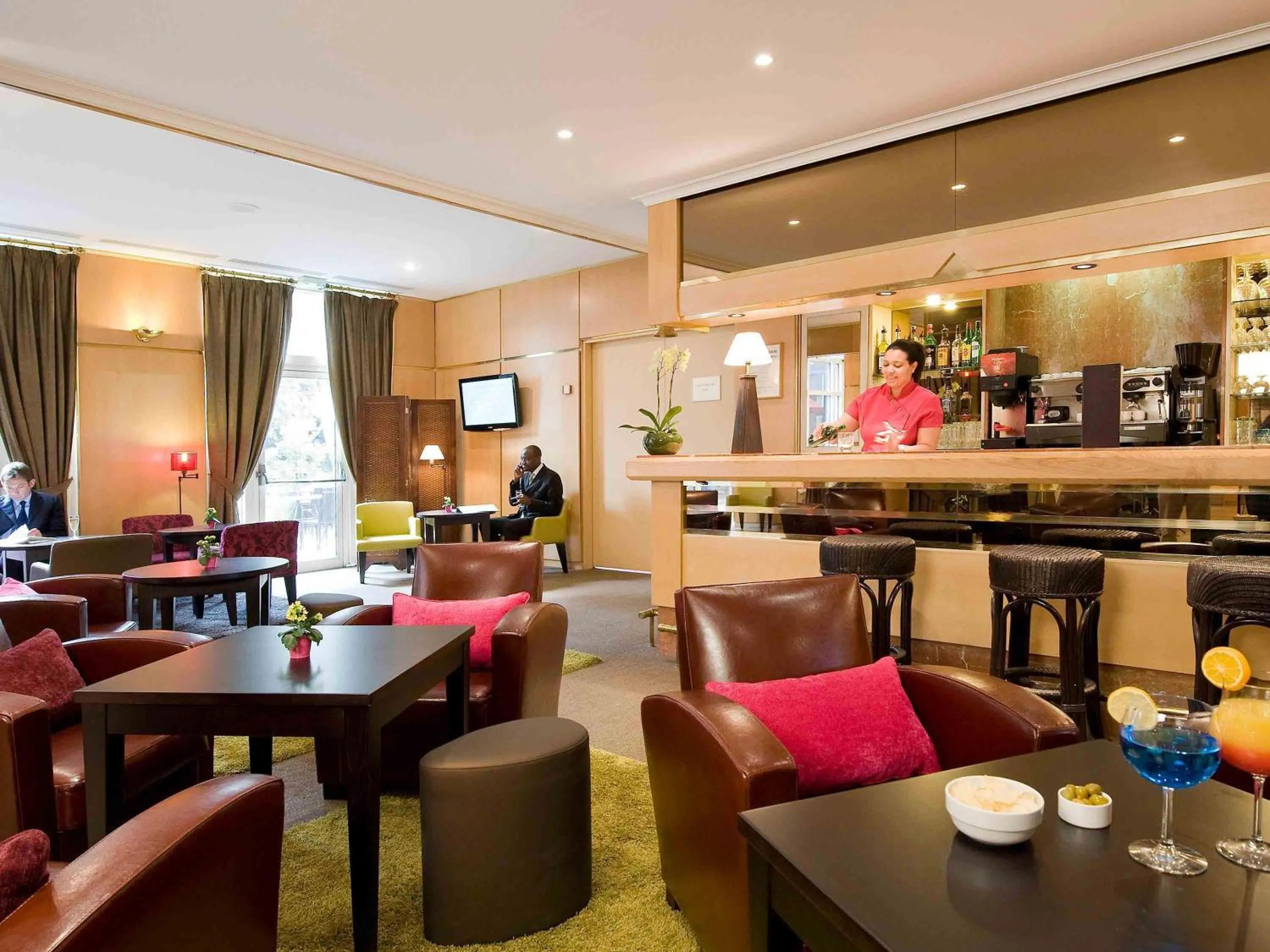 Lounge or bar in Mercure Paris Porte de Pantin
