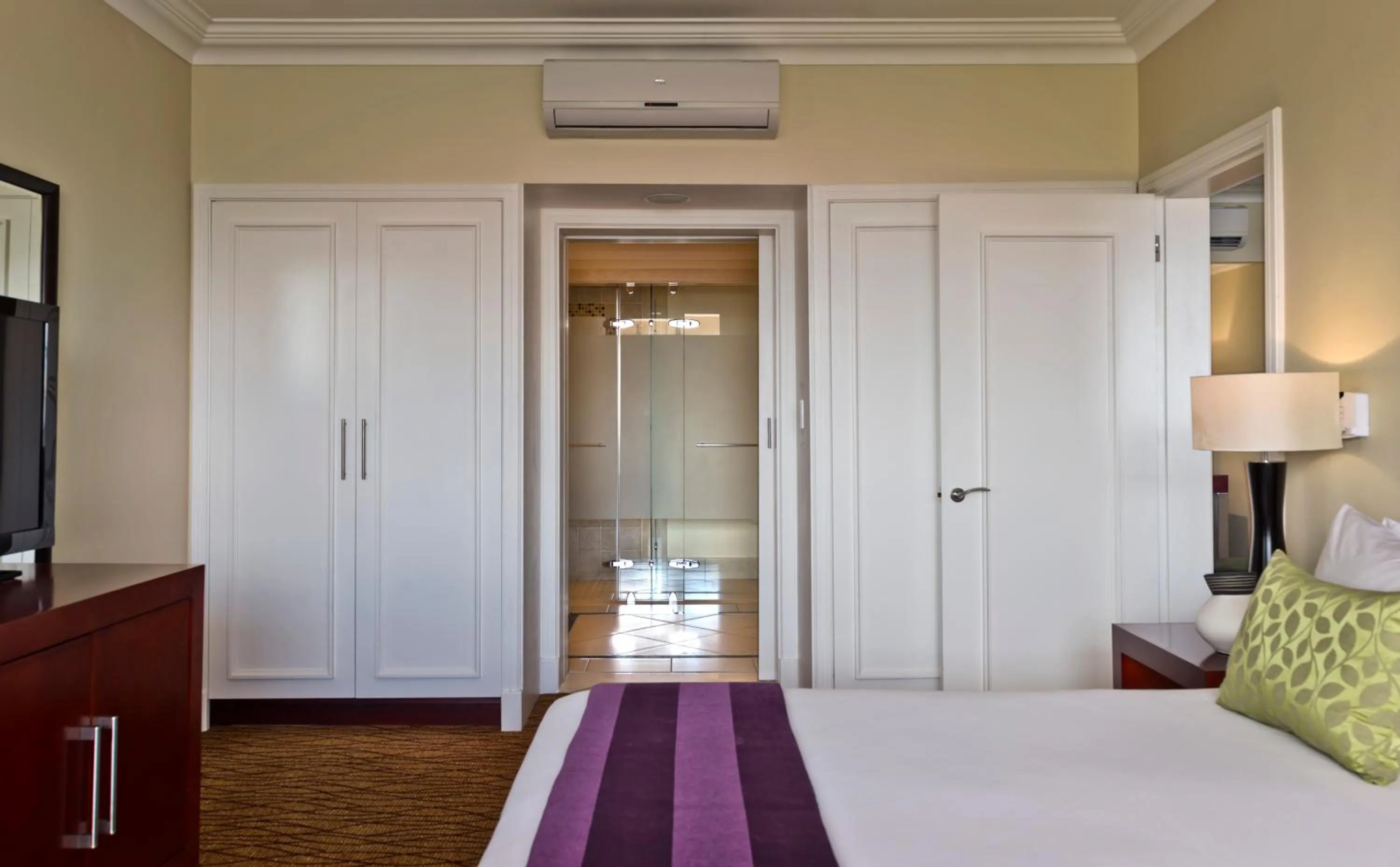 Bathroom, Bed in Avani Windhoek Hotel & Casino