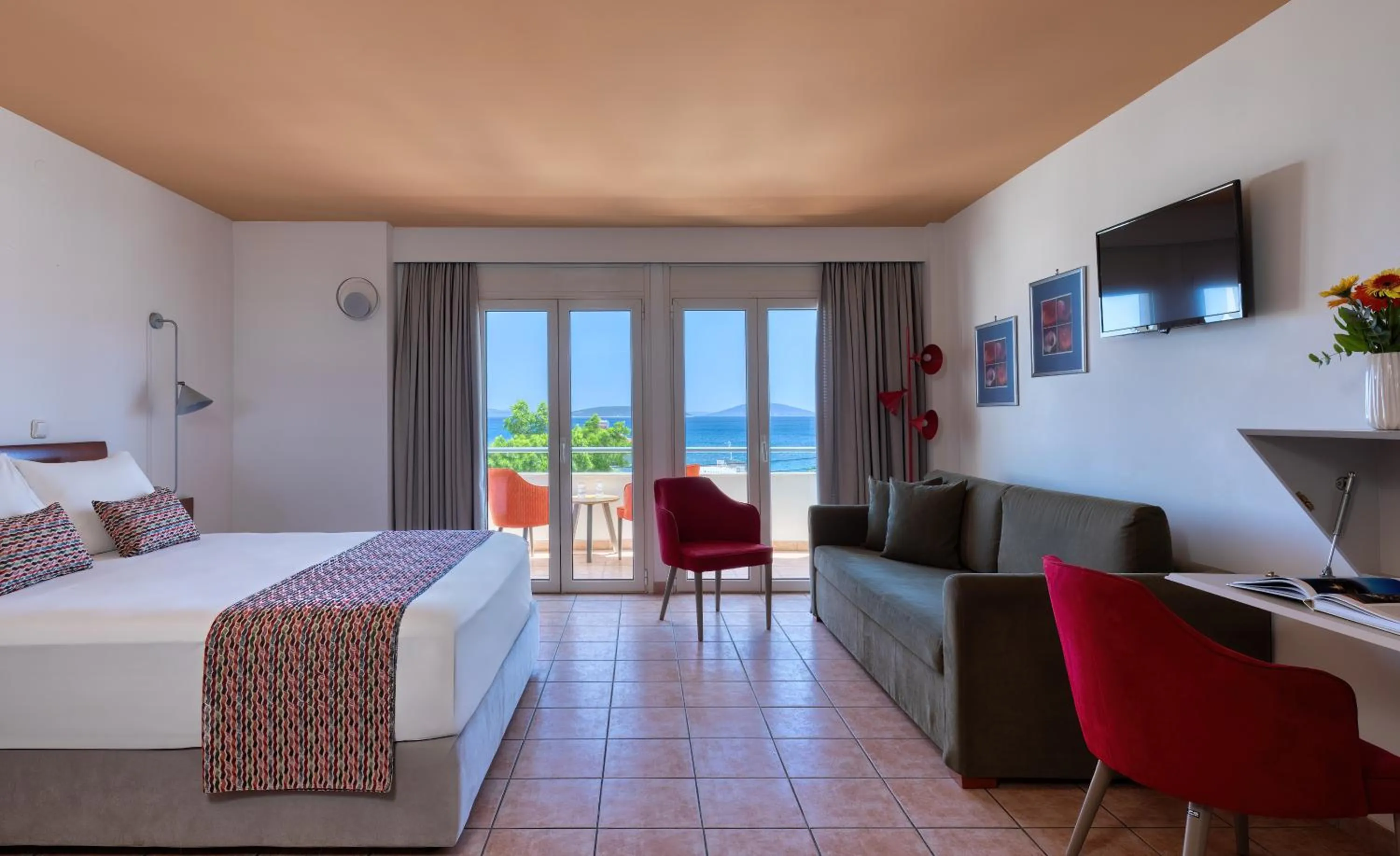 Bedroom, Bed in Flisvos Royal Hotel & Suites