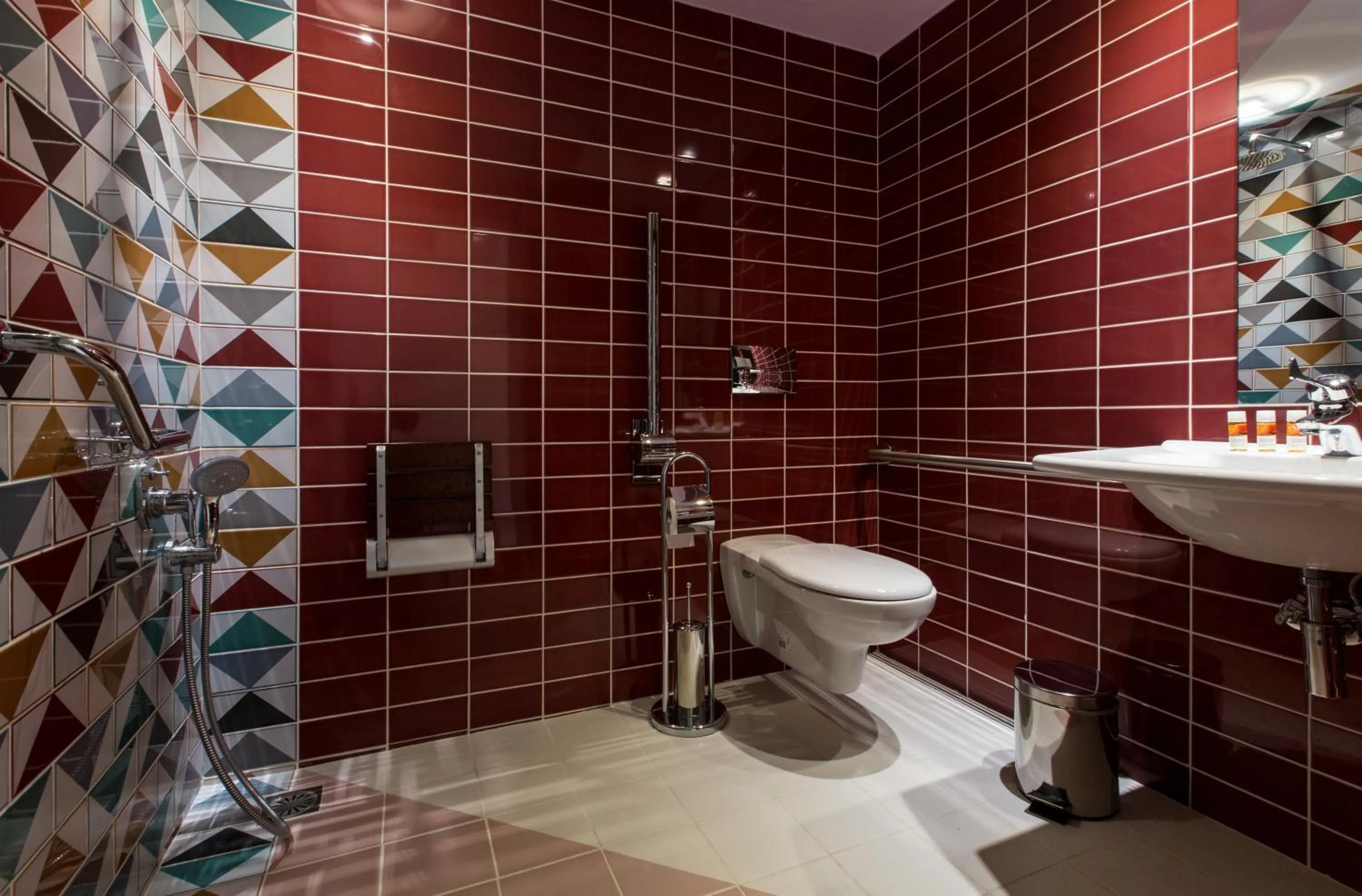 Shower in Flisvos Royal Hotel & Suites