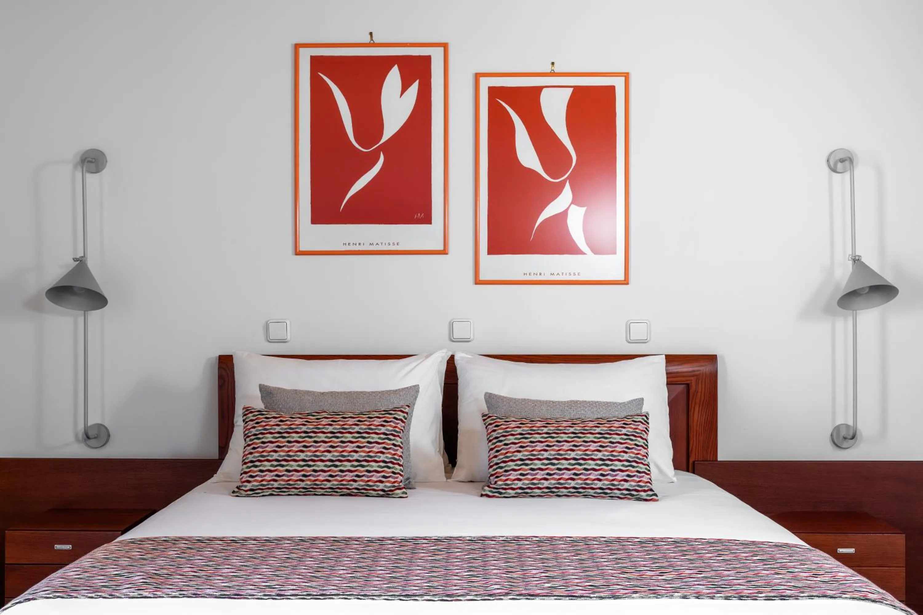 Bed in Flisvos Royal Hotel & Suites