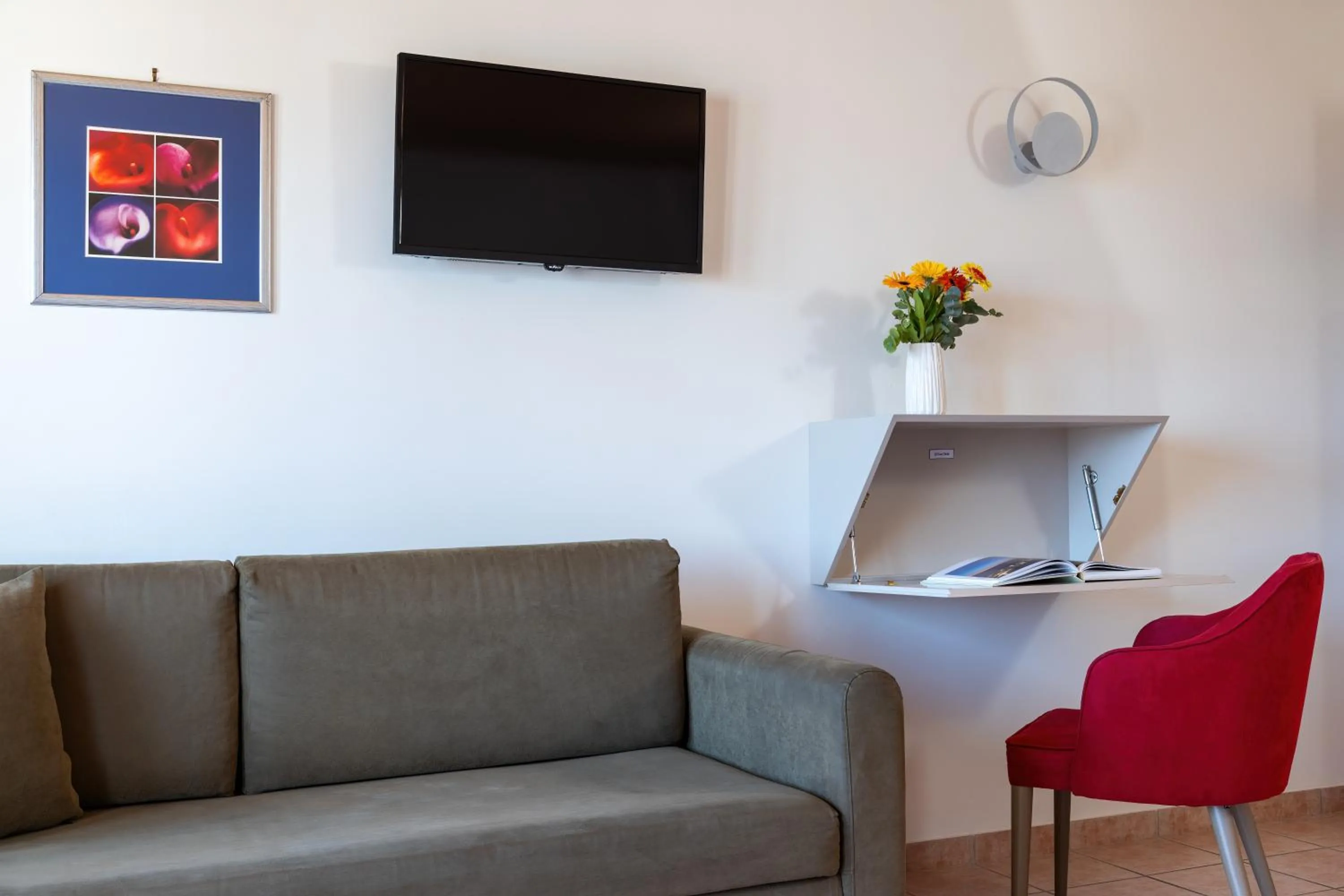 Photo of the whole room in Flisvos Royal Hotel & Suites