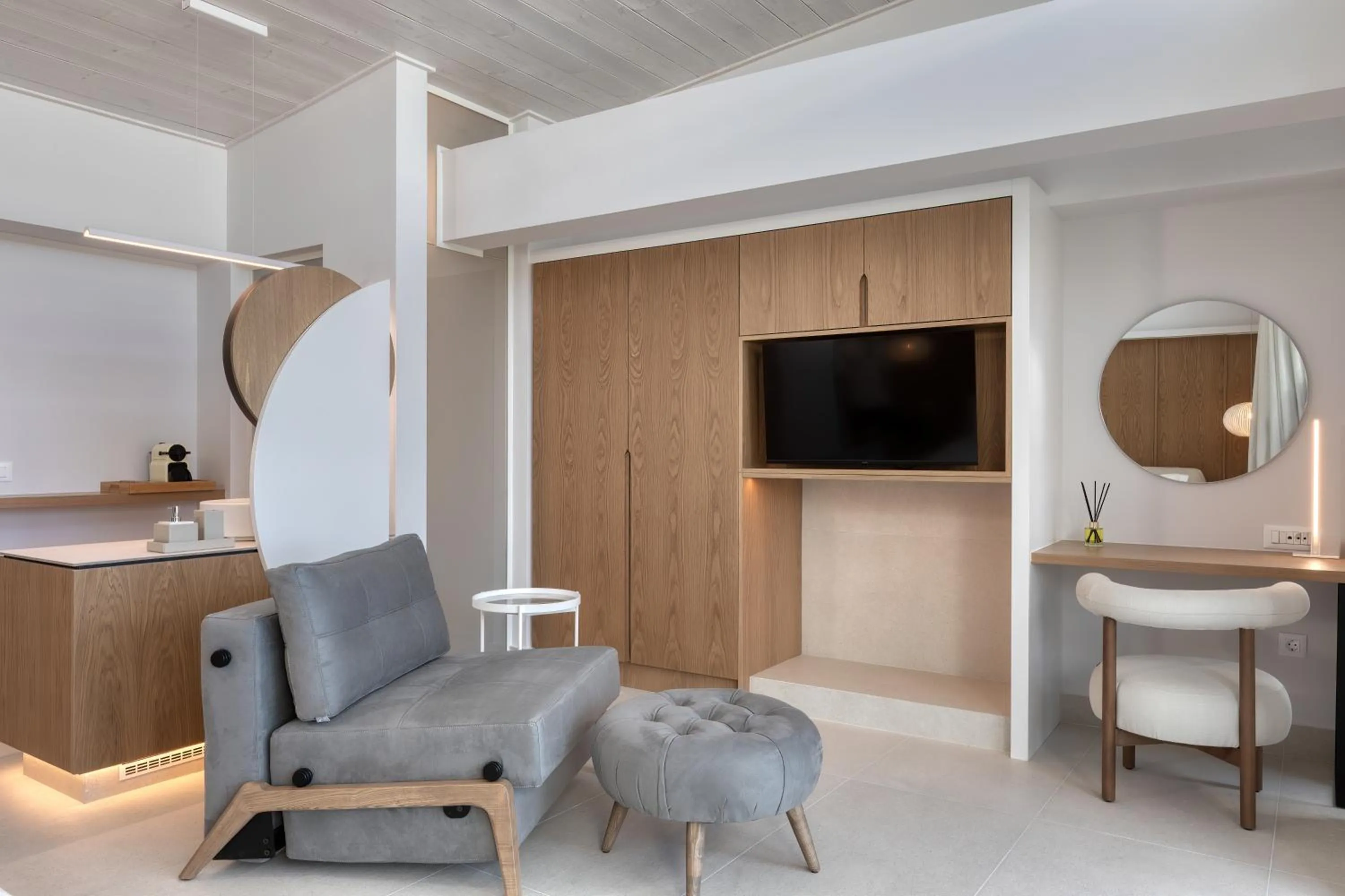 Communal lounge/ TV room in Flisvos Royal Hotel & Suites